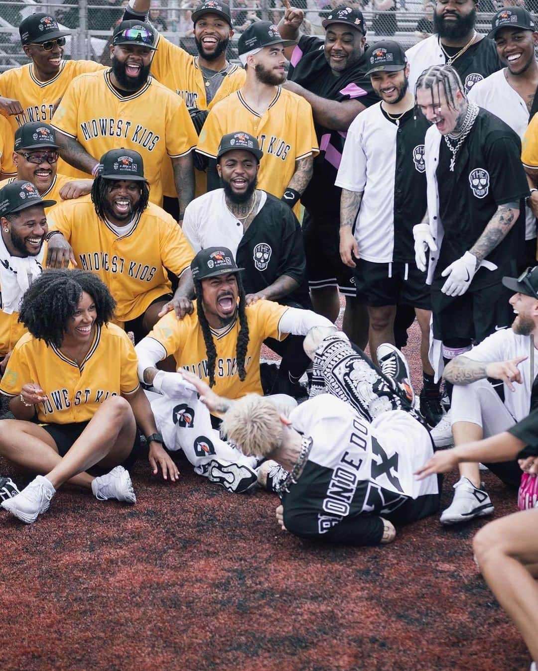 Young Gunnerさんのインスタグラム写真 - (Young GunnerInstagram)「lebron said "you got your own holiday in the city" 🙏🏻 that hit different. #MGKday」8月16日 8時24分 - machinegunkelly