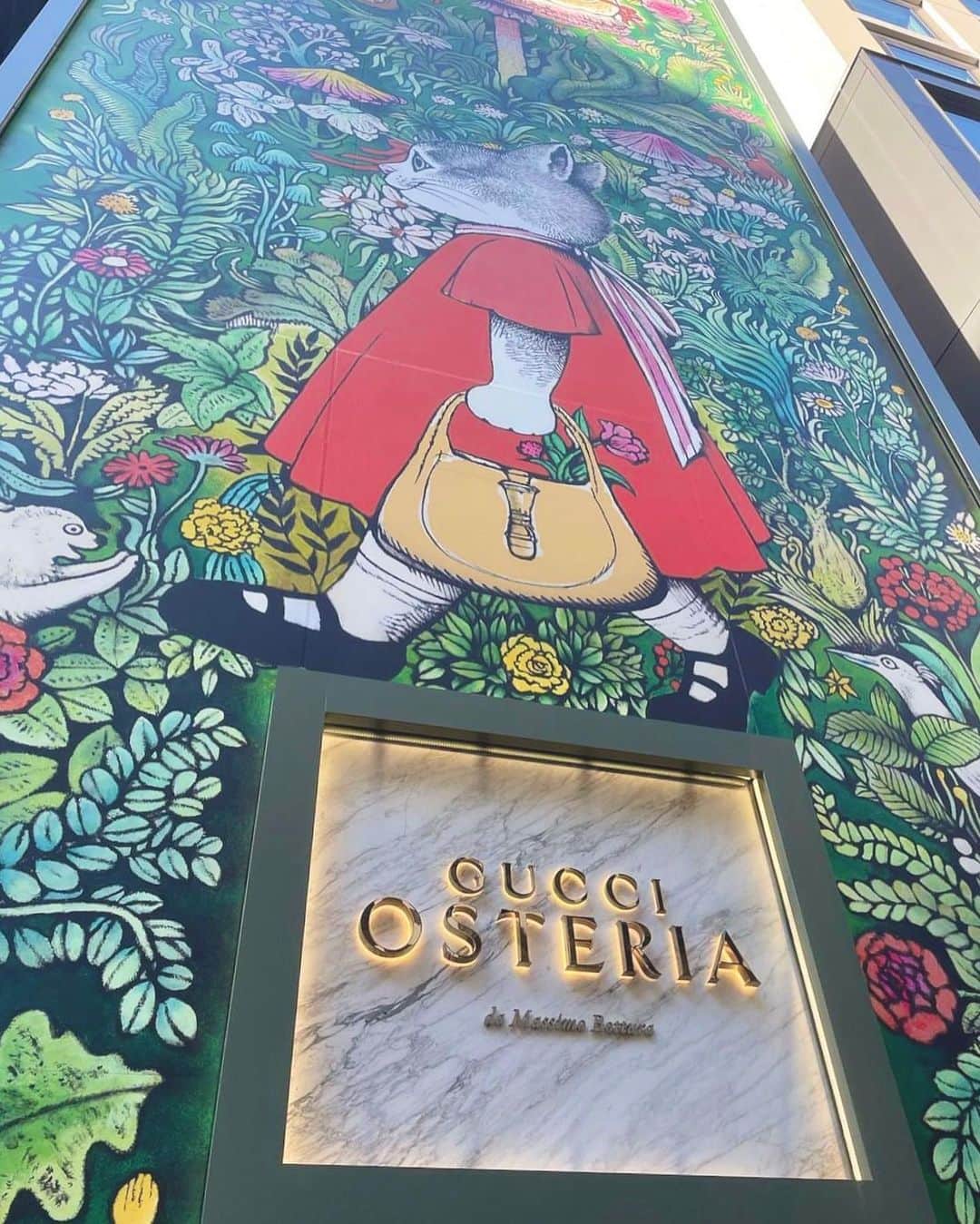 高倉絵理さんのインスタグラム写真 - (高倉絵理Instagram)「友達との誕生日お祝いで 『Gucci Osteria da Massimo Bottura Tokyo』へ。  「グッチ オステリア ダマッシモ ボットゥーラ」はフイレンツェ、ロサンゼルス・ビバリーヒルズに続く、世界の選ばれた都市でそれぞれに進化するコンテンポラリーなイタリアンレストラン。  1階のレストラン専用エントランスから重厚感のあるグッチらしい雰囲気。  日本の食材を取り入れたコンテンポラリーなイタリア料理は、遊び心ある美しい盛り付けと器など世界観も楽しめました。  素敵な空間での美味しいお料理。 至福の時間でした。  📍 Gucci Osteria da Massimo Bottura Tokyo 東京都中央区銀座6-6-12 グッチ並木 4F @gucciosteria   #GucciOsteriadaMassimoBotturaTokyo #GucciOsteria #GucciOsteriaTokyo #グッチオステリア #グッチオステリアダマッシモボットウーラ東京 #グッチオステリア東京 #グッチレストラン #グッチランチ #銀座ランチ #銀座グルメ #銀座イタリアン」8月16日 8時29分 - eri_t28