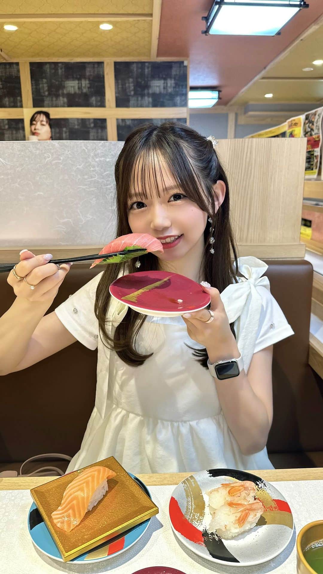 畑美紗起のインスタグラム：「お寿司が大きすぎる！！！🍣  新潟のお寿司屋さんに行ったんだけど、 身が分厚くて大きくてびっくりしたよお🙄🙄  我が代弁してくれてるけど、 大きすぎて喉に直撃して喋れなくなった…😂 1口で食べるの危険なくらい大きい🫶🏻  うまうまで最高🤍また食べたいなあ∩^ω^∩  #新潟 #新潟観光 #新潟観光 #畑美紗起 #寿司 #instagood #me #shooting #japanese #japanesegirl」