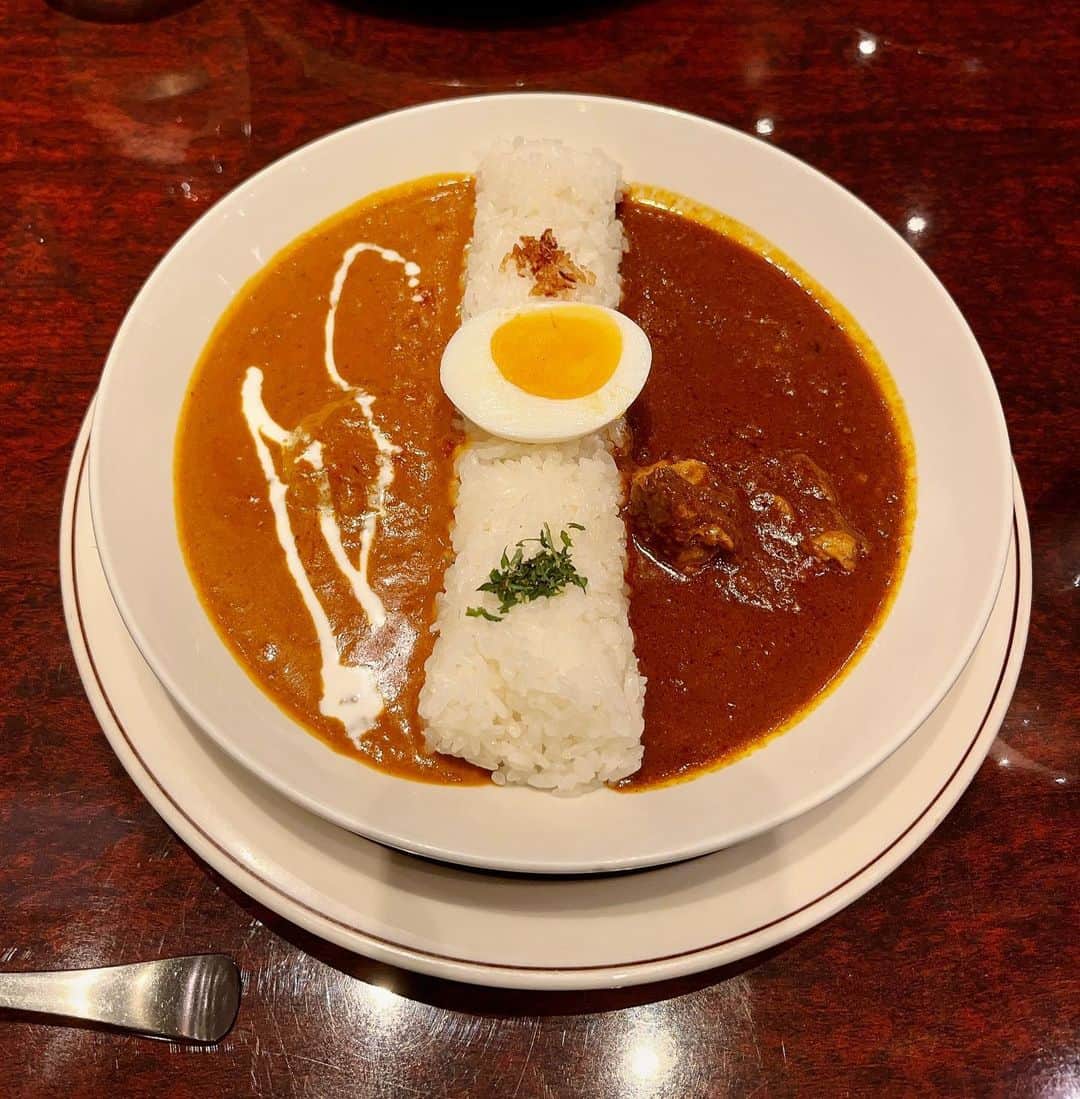佐古真弓のインスタグラム：「#カレースタグラム   #カレー   お外ランチとなるとカレー選びがち。  あいがけ選びがち。   #天馬カレー」