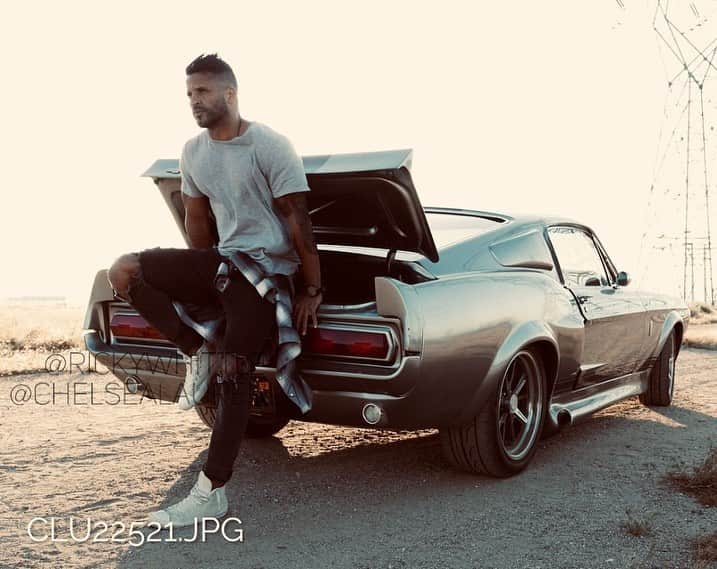 リッキー・ウィットルのインスタグラム：「A fantastic photographer @chelsealaurenla 📸 taking shots of me on my lil lady #eleanor #gt500 #shelby #1967mustang in the desert in LA for fun.  Never let anyone tell you how to live your life,that you can’t do something or that you arnt enough. You are always enough,stop worrying about changing for the wrong people and just be right for yourself and your people,the ones who love and support you as you are,that will never dull your shine. Don’t pay attention to those trolling in the cheap seats,listen to the advice and wisdom of those in the arena. Focus on you , evolving and being the best version of yourself. If you focus on that and look in the mirror and like the person looking back then you are all winners. Do and be what makes you happy #yougotthis #beyourself #positivity #positivevibes #lovelife」