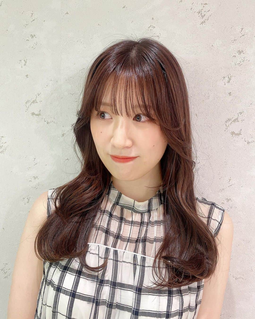 下野由貴のインスタグラム：「遅い時間に更新ごめんね。  今日は美容院に行ってきたよ。  ネオドールはウィッグなのですが、私にとっては気分上げるために髪の毛は大切です。  @gussy_hair  いつも理想の色にしてくださいます〜 ありがとうございます〜  気づけば #ドルミュ の稽古中の話とか、共演者の方のここが素晴らしくて、、！！！みたいな話をしちゃったのですが、なんでも聞いてくださってありがとうございます。笑  話しやすくて可愛くもなれて素敵空間でした〜  さて、 明日はいよいよ小屋入りです。 がんばるぞ。  #美容院 #ヘアアレンジ #ヘアカラー #ヘアカット #表参道 #表参道美容室 #表参道美容院」