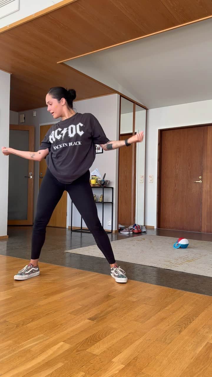 チャチー・ゴンザレスのインスタグラム：「Out of vacation mode and back into dance mode 💃🏻 dc: @kevinbannier_」