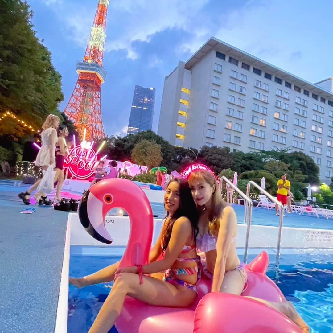 MISAさんのインスタグラム写真 - (MISAInstagram)「スクロール→して動画見てね  楽しみにしていた 東京プリンスホテルの ナイトプール😍🌟  また行きたいなー 大きい浮輪とか乗り物が 無料レンタル出来るし 綺麗で楽しかった💓  #nightpool #ナイトプール #水着#ビキニ#ピンクプール #インスタ映え#インスタ映えプール#夏休み#お盆休みの過ごし方」8月15日 23時51分 - m1sa_dancer
