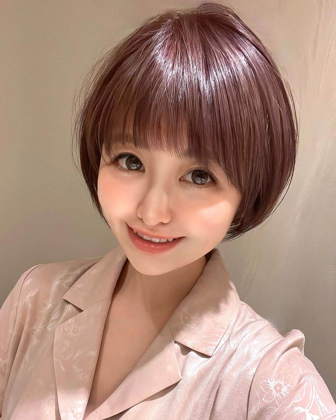 綾瀬羽乃(あーは)のインスタグラム：「襟付きなだけで きちんと感出るし  ノースリーブにバサっと着れて 寒暖差調節もできるから必須なシャツ👔  @brickandsons_official キャンペーン中♥︎ ユニセックスで着れるやつー！ 大きめで着るのが好きだから 私はLサイズ希望♡♡  シャツワンピもらぶ🫶  #ショートヘア#シャツコーデ#brickandsons#夏コーデ#夏シャツコーデ #ショートボブ#シャツワンピース」