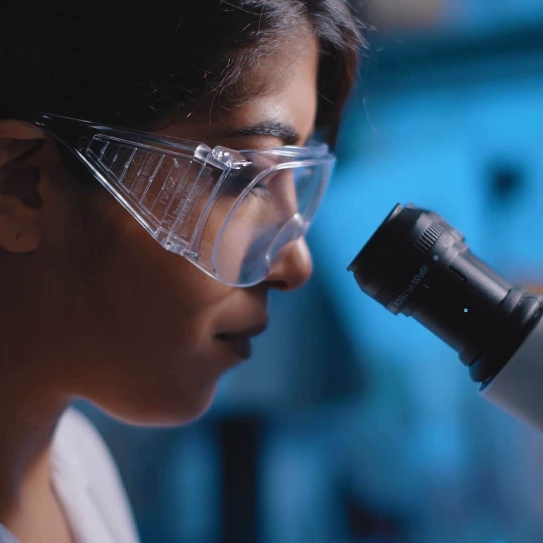 インテルのインスタグラム：「For #NationalScienceWeek we’re celebrating scientific advances like Intel Quantum SDK. It lets researchers and developers run simulations of applications so fast they’ll one day solve scientific queries today’s computers would take ages to process. 🧪💻🔭」