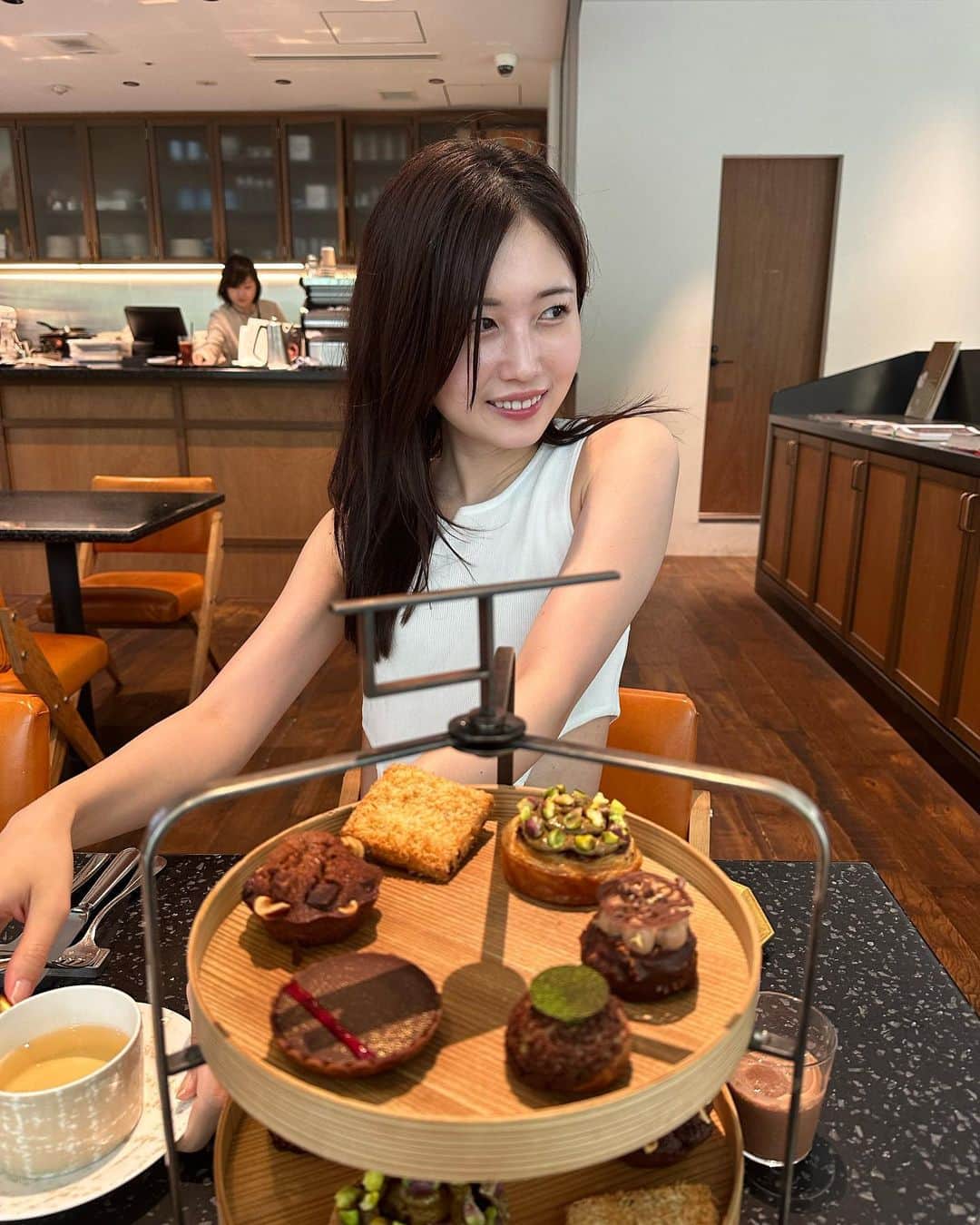 のインスタグラム：「☕️🤎 . @lechocolatalainducassejapan のアフタヌーンティーへ🍫 . フランボワーズ、ピスタチオ、柚子、ココナッツ、マンゴーなど、好きな素材がふんだんに使用されたスイーツが盛りだくさんでこんなに満足度の高いアフタヌーンティー初めて！！！ 選べるドリンクで、私はブランドオリジナルの紅茶にしたんだけど、癖のない上質な香水のような香りでそれもとっても美味しかった🥺 チョコレート好きにはたまらないアフタヌーンティーで、普通にお買い物もまたしたくなりました♡ 場所も六本木ヒルズ内だからアクセスしやすくて、その後の予定も立てやすくてとっても良きだったよ〜おすすめ🐇 #アフタヌーンティー #ヌン活 #lechocolatalainducasse #afternoontea」