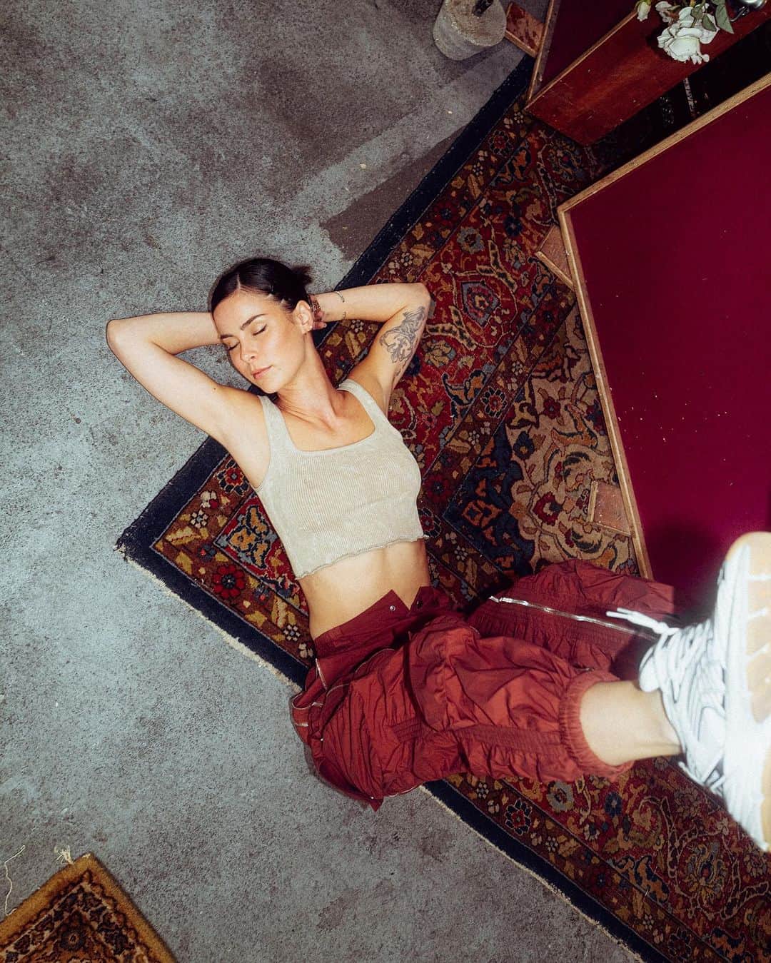 レナ・マイヤー＝ランドルートのインスタグラム：「Es war einmal eine Studiosituation... Liege aktuell zwar auch viel & freue mich umso mehr bald wieder mehr zu teilen 😘」
