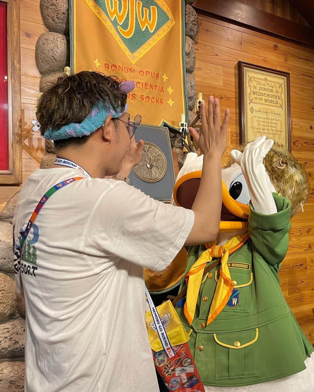 ヤスタケさんのインスタグラム写真 - (ヤスタケInstagram)「4️⃣0️⃣ 40th Anniversary of Tokyo Disneyland in Typhoon🌧️ and I was too happy to meet Donald, who my wife loves💚  #tokyodisneyland #40thanniversary」8月16日 0時07分 - yasutagram0316