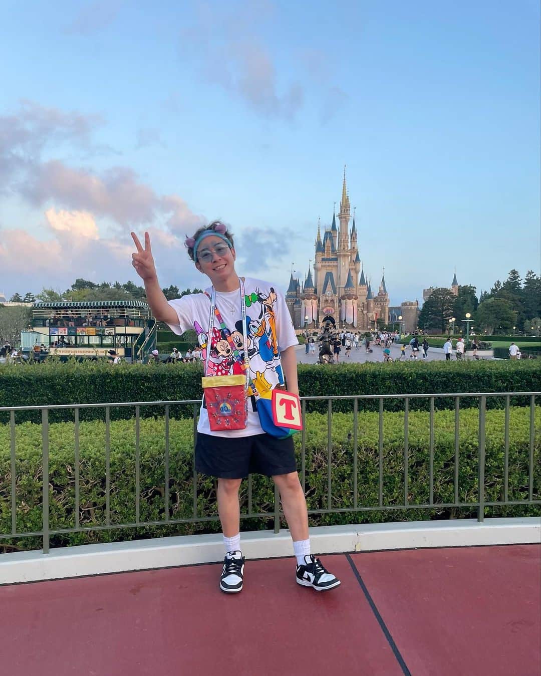 ヤスタケのインスタグラム：「4️⃣0️⃣ 40th Anniversary of Tokyo Disneyland in Typhoon🌧️ and I was too happy to meet Donald, who my wife loves💚  #tokyodisneyland #40thanniversary」