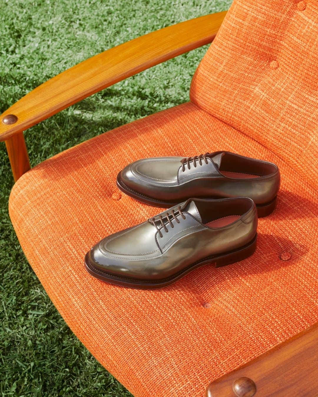 サントーニのインスタグラム：「This seat is taken…introducing the season’s redefined Derby. A bastion of sartorial style, the classic is rendered modern with its exacting proportions, raised seaming and hand-polished finish.  #Santoni」