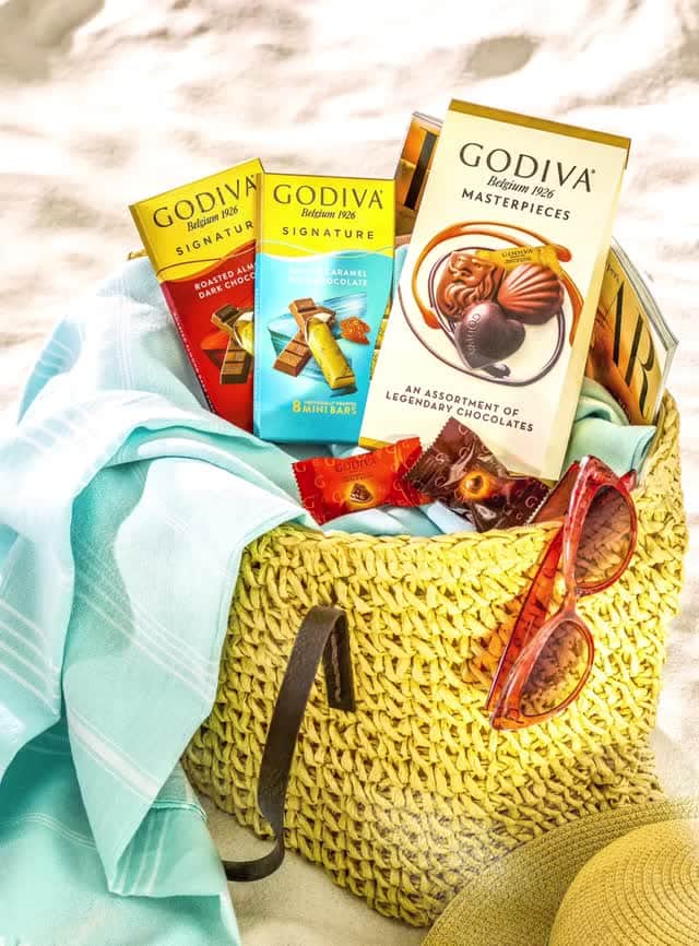 GODIVAのインスタグラム：「GODIVA is — snacking in between chapters of your favorite beach read — Chocolate. Find us in the chocolate aisle of your local retailer.」