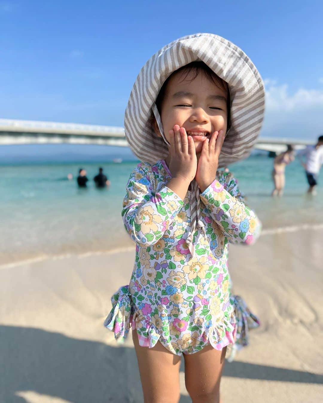 渡辺亜紗美さんのインスタグラム写真 - (渡辺亜紗美Instagram)「⁡ ⁡ ⁡ ⛱𓆉.. ⁡ ⁡ 台風の影響で少し濁ってたけど 海入れました🙆 ⁡ 波が怖かったみたいで むしゅめは、プール派だそうです🫶笑 ⁡ ちなみに、このあひるちゃんは 怖くてのれないまま いつのまにか穴が空いてしぼみました。 ⁡ ⁡ #こどものいる生活　#𝟤歳9ヶ月　#𝟤歳　#成長記録　#育児日記　#令和𝟤年ベビー #𝟣𝟣月生まれ　#沖縄」8月16日 0時02分 - asami_w_927