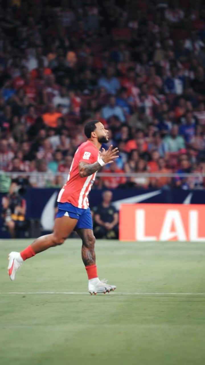 メンフィス・デパイのインスタグラム：「Let’s shake the stadium more often! 🦁  It’s supposed to be like this when you play the first home game of the season! 😜 I’m very happy to be part of the this family! 🙏🏽 We need all the support this season to achieve something big.  Vamoss 🙏🏽❤️🤍」