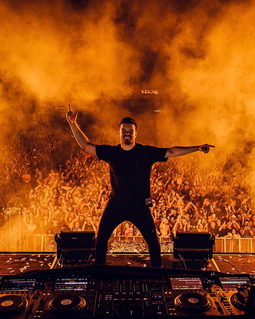 マーティン・ギャリックスのインスタグラム：「Crazy energy this weekend at @ilesoniq !! 🤯」