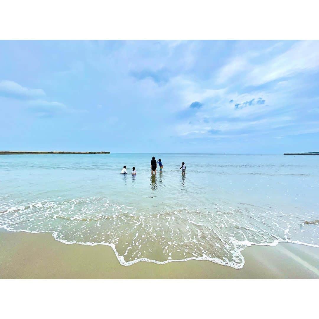 SAYUKIさんのインスタグラム写真 - (SAYUKIInstagram)「鹿児島のビーチ　#江口浜　⛱️  鹿児島市から西へ20〜30分くらいのところにある日置市の江口浜。波消しや防波堤があり波が穏やかで子供でも安心して遊べます😊  実はビーチ散策だけで寄る予定が、やっぱり泳ごう！となり、みんな急遽水着に着替えて海を満喫していました。  途中の写真、jくんをジャングルから救出！は笑　水着から洋服に着替えた後、サンダルを忘れたから歩けない！と言うので抱っこで車からビーチへ戻る図。 日常的にウェイトリフティングwこんな感じで毎日ジム以上に鍛えられてます😂  とにかく海が好きなので、眺めているだけで癒されます☺️  #日置市　#鹿児島観光　#ビーチ　#江口浜　#海水浴　#子連れ旅行」8月16日 0時09分 - sayukisvoice