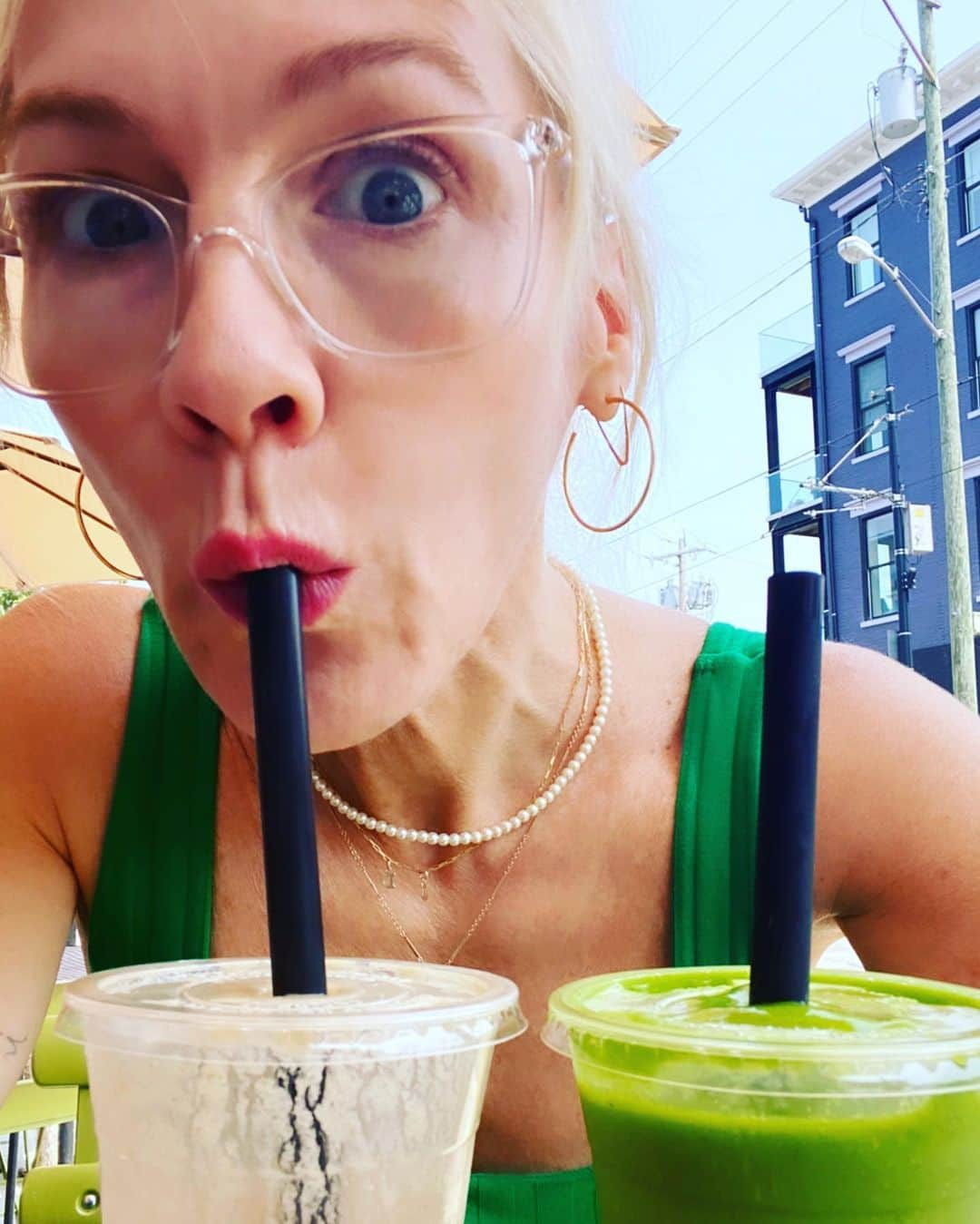 ジェニー・ガースさんのインスタグラム写真 - (ジェニー・ガースInstagram)「It’s a two smoothie kinda #tuesday  Do you want the green one or the white one? I’m like 🤷🏼‍♀️  #smoothie #obsessed #health  The truth is I drink a green/coco smoothie most everyday, def before I workout. My daughter thinks it’s disgusting😆. It gives me energy and it’s an easy way to start my day. Do you guys want the recipe?  ♥️JG」8月16日 0時10分 - jenniegarth