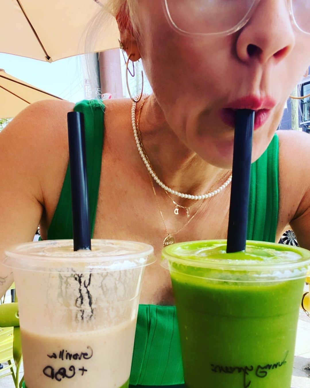 ジェニー・ガースさんのインスタグラム写真 - (ジェニー・ガースInstagram)「It’s a two smoothie kinda #tuesday  Do you want the green one or the white one? I’m like 🤷🏼‍♀️  #smoothie #obsessed #health  The truth is I drink a green/coco smoothie most everyday, def before I workout. My daughter thinks it’s disgusting😆. It gives me energy and it’s an easy way to start my day. Do you guys want the recipe?  ♥️JG」8月16日 0時10分 - jenniegarth