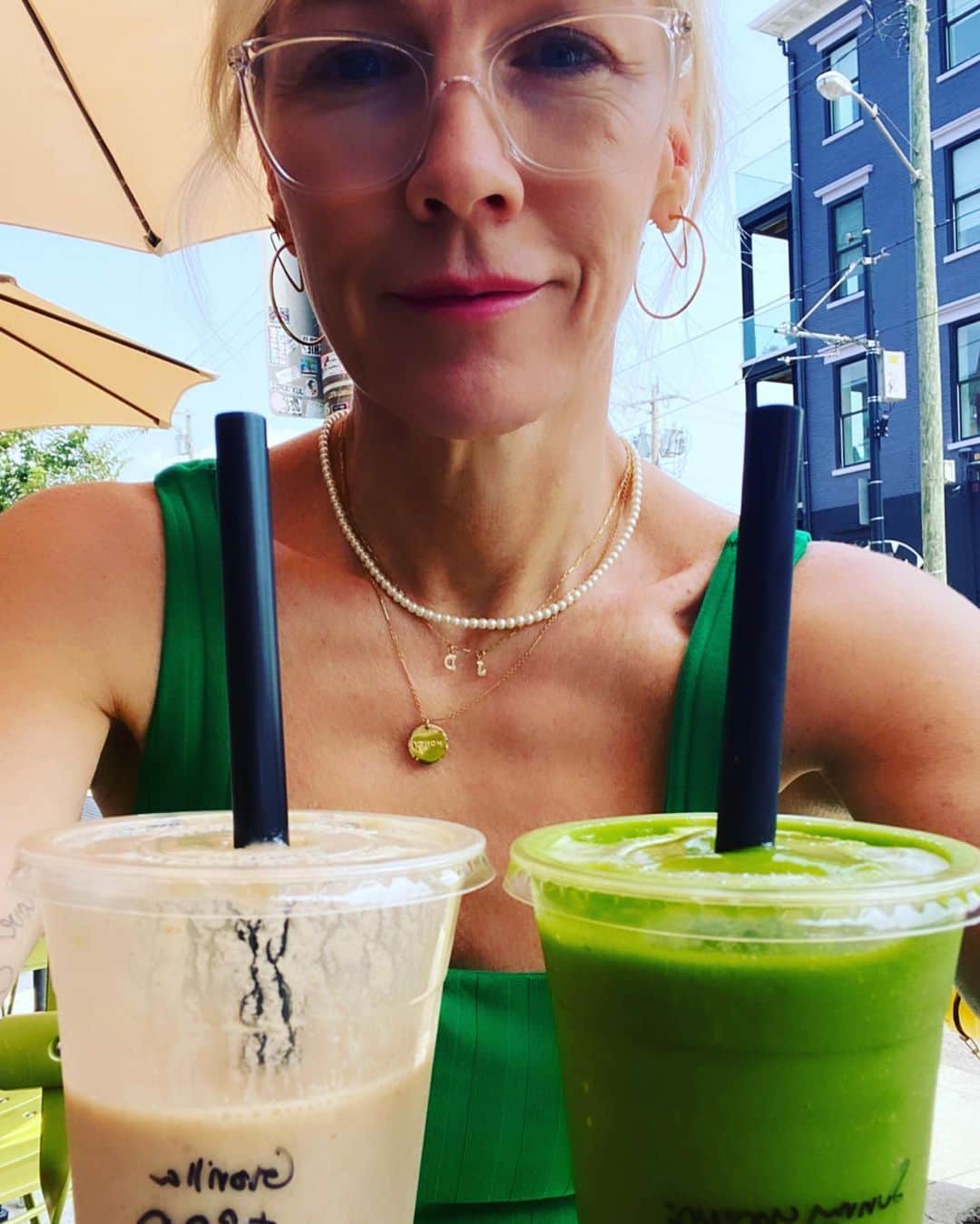 ジェニー・ガースさんのインスタグラム写真 - (ジェニー・ガースInstagram)「It’s a two smoothie kinda #tuesday  Do you want the green one or the white one? I’m like 🤷🏼‍♀️  #smoothie #obsessed #health  The truth is I drink a green/coco smoothie most everyday, def before I workout. My daughter thinks it’s disgusting😆. It gives me energy and it’s an easy way to start my day. Do you guys want the recipe?  ♥️JG」8月16日 0時10分 - jenniegarth