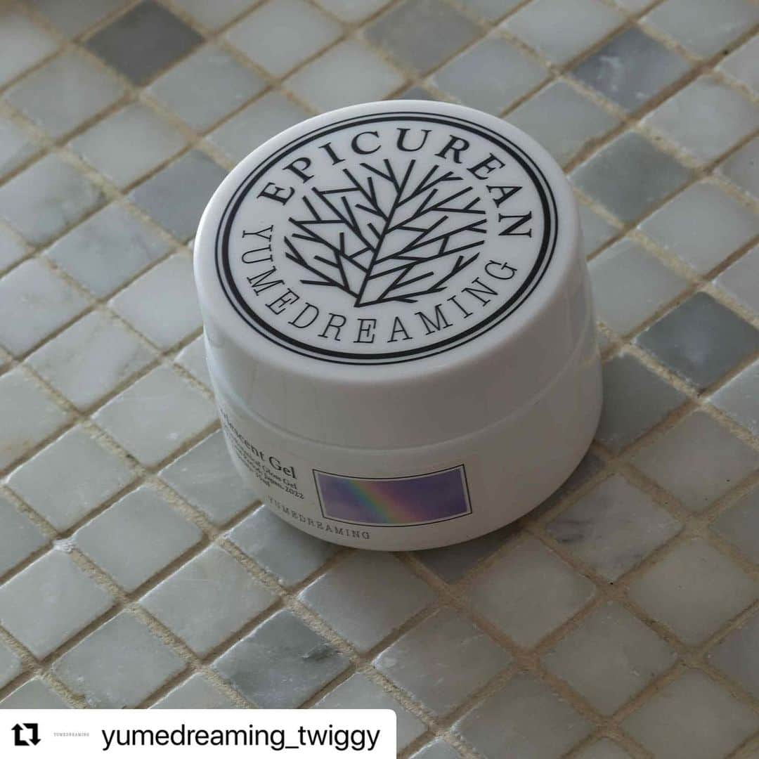 松浦美穂のインスタグラム：「#Repost @yumedreaming_twiggy with @use.repost ・・・ .  EPICUREAN パールセントジェル  きらめく虹のベールをまとい、ツヤと軽やかさのある髪へ。  ヘアスタイルの動きを軽やかに捉え、ウェット感と美しいツヤを出しながら、固めることなく髪のボリューム、毛束感、プレイフルなニュアンスをキープできるヘアオイルジェル。  ベルガモット、パチョリ、ゼラニウムの精油が爽やかに香ります。  #YUMEDREAMING #ユメドリーミン #EPICUREAN #エピキュリアン #TWIGGY. #ツイギー」