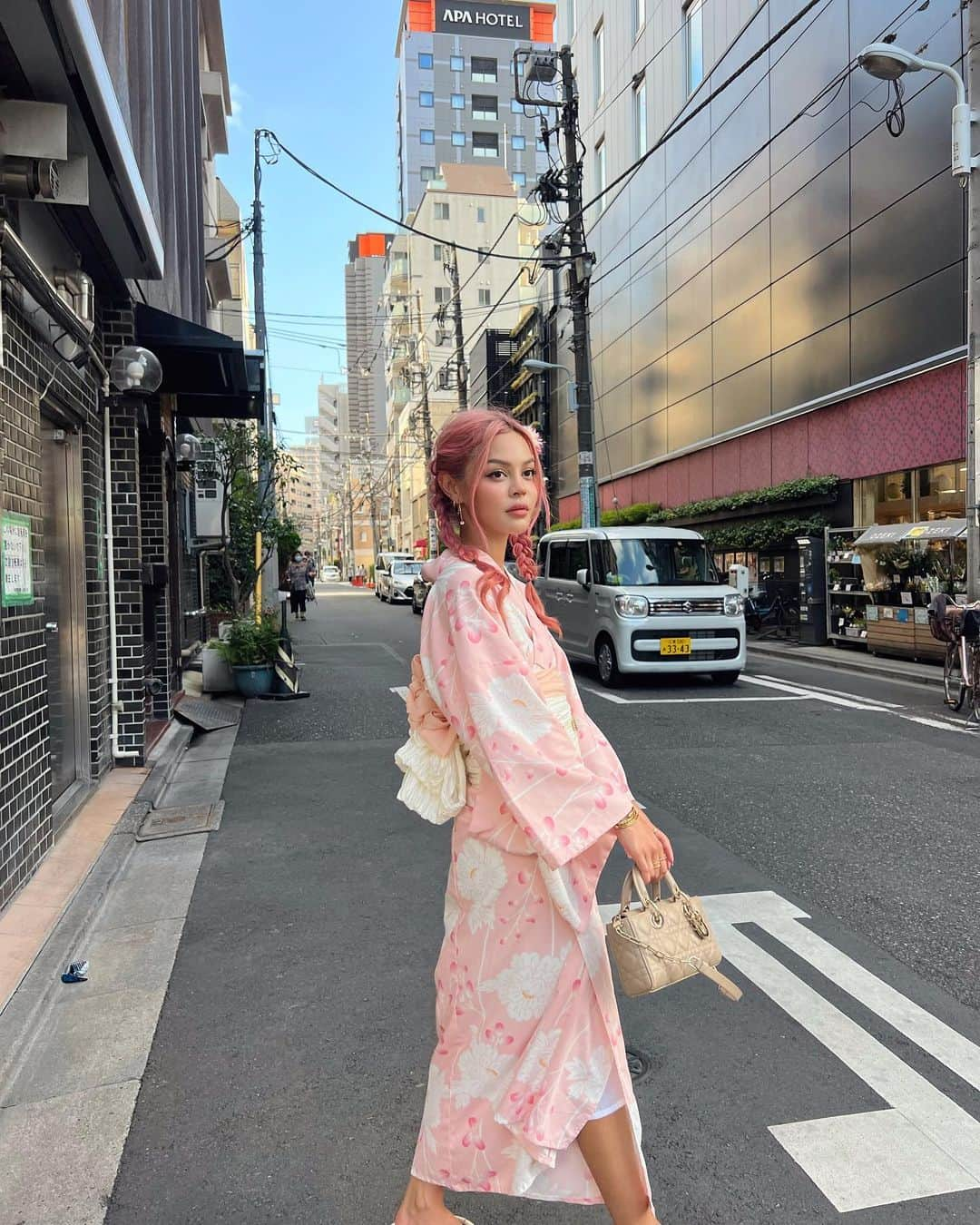 リリーマイマックさんのインスタグラム写真 - (リリーマイマックInstagram)「Cheers to 29 🥂  I’ve been celebrating my bday the past 10 days with different groups but last night it just hit me that I’m so close to my 30’s and couldn’t stop crying  I pray for the same thing every year and that’s guidance from God  I think I need to trust him more because I just feel so lost and off track. I know at this moment i see the set backs I’ve taken but still trusting the universe & God for what’s in place for me. It’s now going to be the last year of my 20’s so I want to savour every bit of it & make my mistakes now so I’m ready for my 30’s. The pressure to get engaged/married have kids is in my heart which hurts me. But in the end note I’m blessed and grateful for everything and everyone. I am realising more and more each year」8月16日 0時34分 - lilymaymac