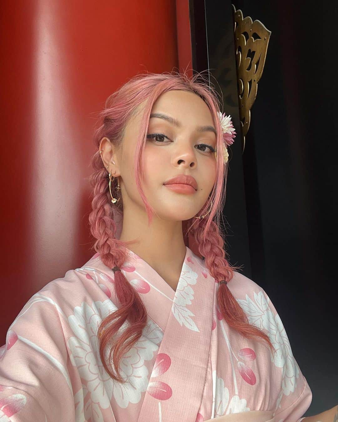 リリーマイマックのインスタグラム：「Cheers to 29 🥂  I’ve been celebrating my bday the past 10 days with different groups but last night it just hit me that I’m so close to my 30’s and couldn’t stop crying  I pray for the same thing every year and that’s guidance from God  I think I need to trust him more because I just feel so lost and off track. I know at this moment i see the set backs I’ve taken but still trusting the universe & God for what’s in place for me. It’s now going to be the last year of my 20’s so I want to savour every bit of it & make my mistakes now so I’m ready for my 30’s. The pressure to get engaged/married have kids is in my heart which hurts me. But in the end note I’m blessed and grateful for everything and everyone. I am realising more and more each year」