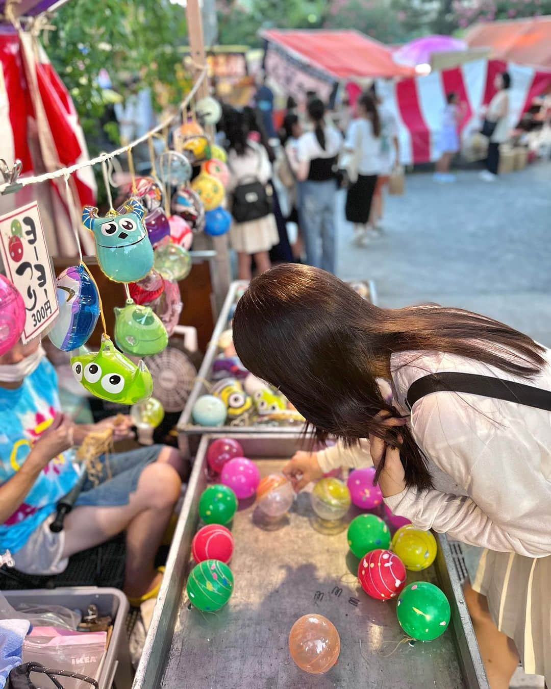 丸山悠美さんのインスタグラム写真 - (丸山悠美Instagram)「夏休みも後半！ 学校の宿題はあとは自由研究のみ🌻 お祭りに行こう！となって 数年前の浴衣を引っ張り出して来てみたんです。 コロナ中は浴衣を用意していなくて... そしたら、浴衣が小さ過ぎて カーディガンみたいに笑 毎日一緒にいると気が付かないけど あまりの成長にびっくり。 私がお菓子をモシャモシャ食べてると きちんと叱ってくれるし 頼もしいな〜  #東京 #夏祭り #お祭り #tokyo #子連れ #ママ #親子 #女の子ママ #10歳 #小学5年生 #photo_jpn #japan_of_insta」8月16日 0時33分 - maruyumi