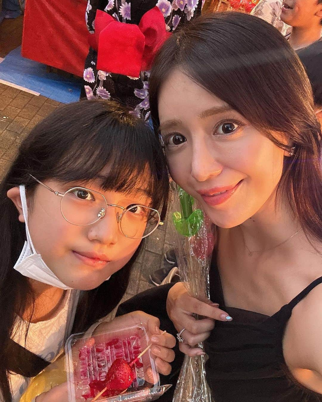 丸山悠美さんのインスタグラム写真 - (丸山悠美Instagram)「夏休みも後半！ 学校の宿題はあとは自由研究のみ🌻 お祭りに行こう！となって 数年前の浴衣を引っ張り出して来てみたんです。 コロナ中は浴衣を用意していなくて... そしたら、浴衣が小さ過ぎて カーディガンみたいに笑 毎日一緒にいると気が付かないけど あまりの成長にびっくり。 私がお菓子をモシャモシャ食べてると きちんと叱ってくれるし 頼もしいな〜  #東京 #夏祭り #お祭り #tokyo #子連れ #ママ #親子 #女の子ママ #10歳 #小学5年生 #photo_jpn #japan_of_insta」8月16日 0時33分 - maruyumi