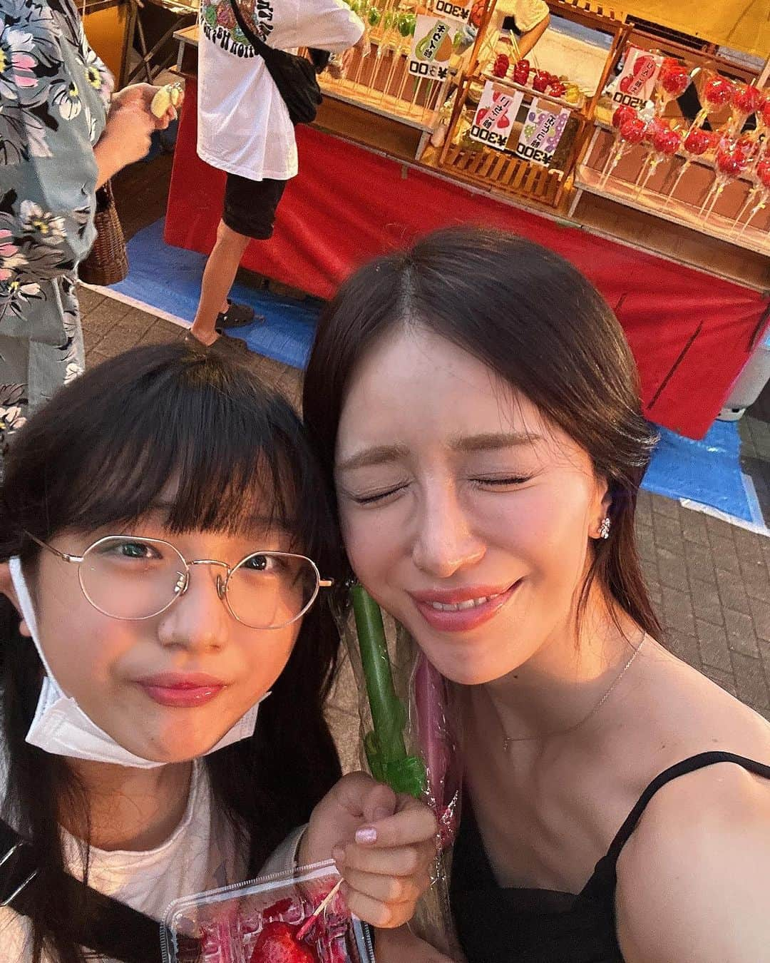 丸山悠美さんのインスタグラム写真 - (丸山悠美Instagram)「夏休みも後半！ 学校の宿題はあとは自由研究のみ🌻 お祭りに行こう！となって 数年前の浴衣を引っ張り出して来てみたんです。 コロナ中は浴衣を用意していなくて... そしたら、浴衣が小さ過ぎて カーディガンみたいに笑 毎日一緒にいると気が付かないけど あまりの成長にびっくり。 私がお菓子をモシャモシャ食べてると きちんと叱ってくれるし 頼もしいな〜  #東京 #夏祭り #お祭り #tokyo #子連れ #ママ #親子 #女の子ママ #10歳 #小学5年生 #photo_jpn #japan_of_insta」8月16日 0時33分 - maruyumi