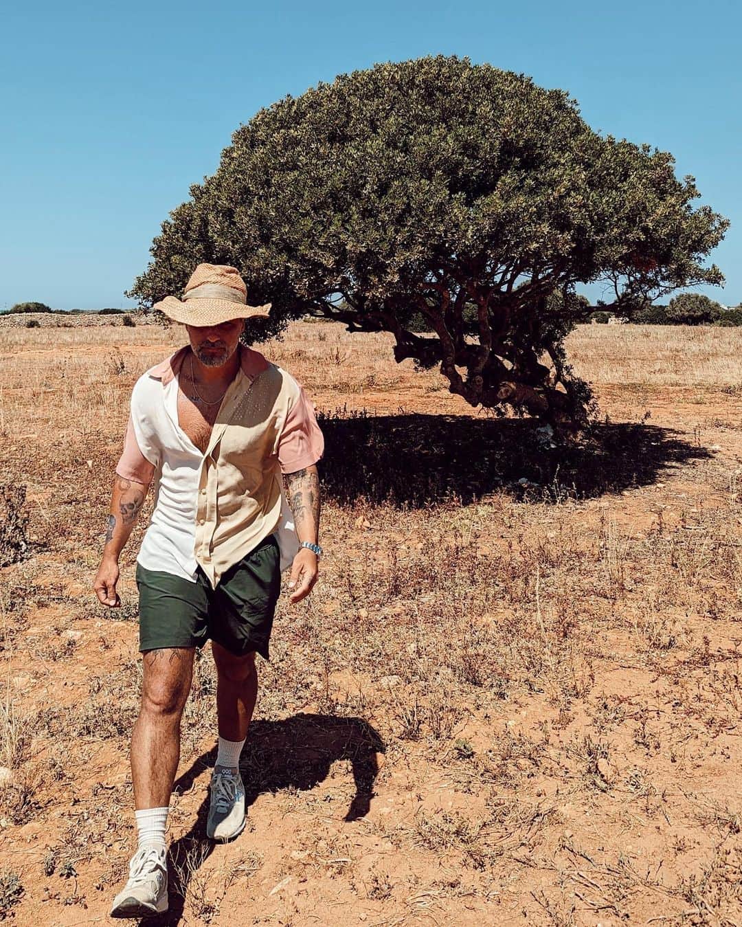Bruno Gagliassoのインスタグラム：「Menorca me surpreendeu por sua natureza diversa e forte. Caminhei, um dos meus maiores prazeres, e puder ver todas as suas caras. 🌳 🌊 🪨 #temporadaespanha 🇪🇸」