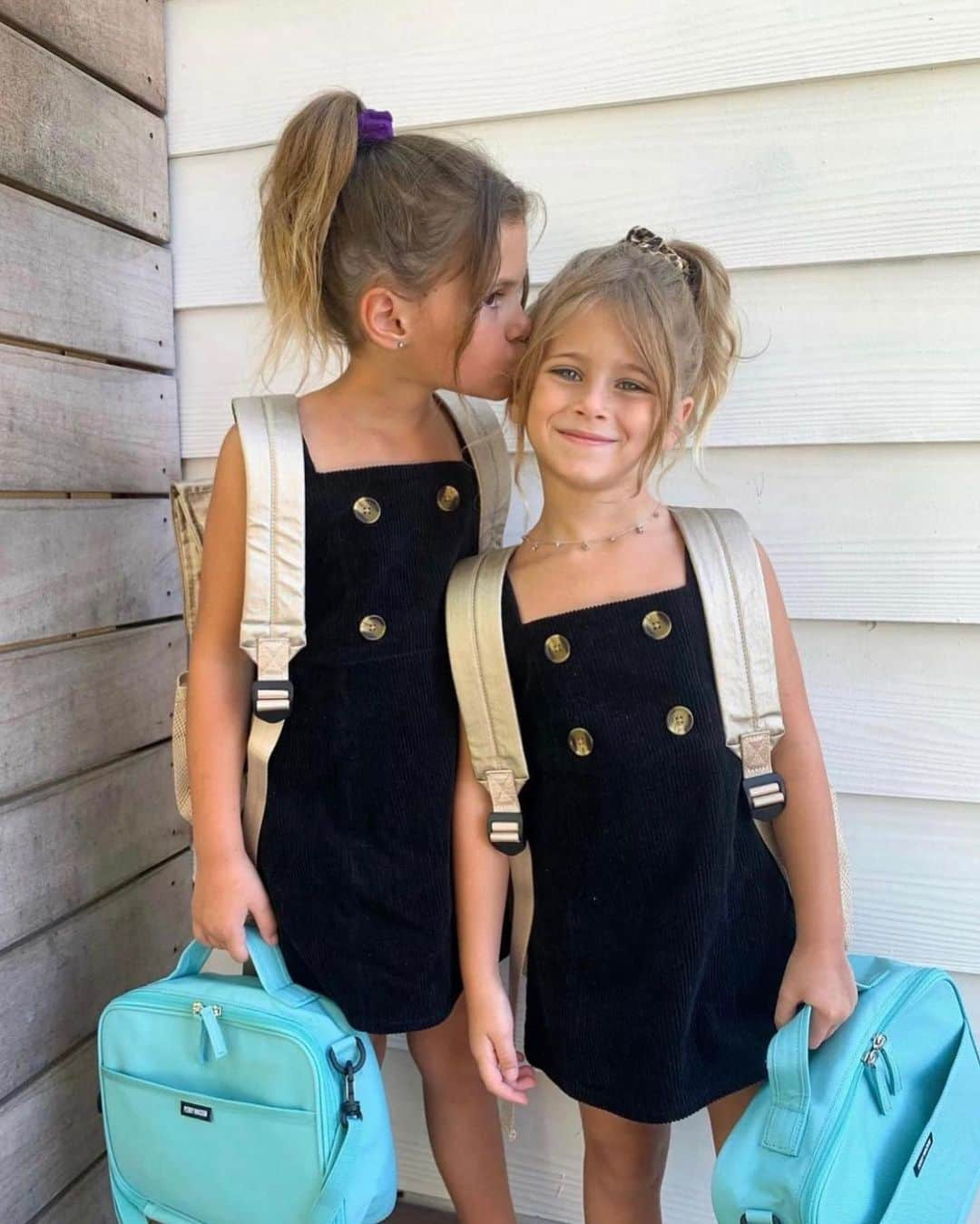 アマンダ・スタントンさんのインスタグラム写真 - (アマンダ・スタントンInstagram)「first day of school 2023 back to 2019 🥹 can not believe I have a 4th grader and a 6th grader in middle school!! anyone else more nervous than their kids on the first day of school?」8月16日 0時35分 - amanda_stantonn