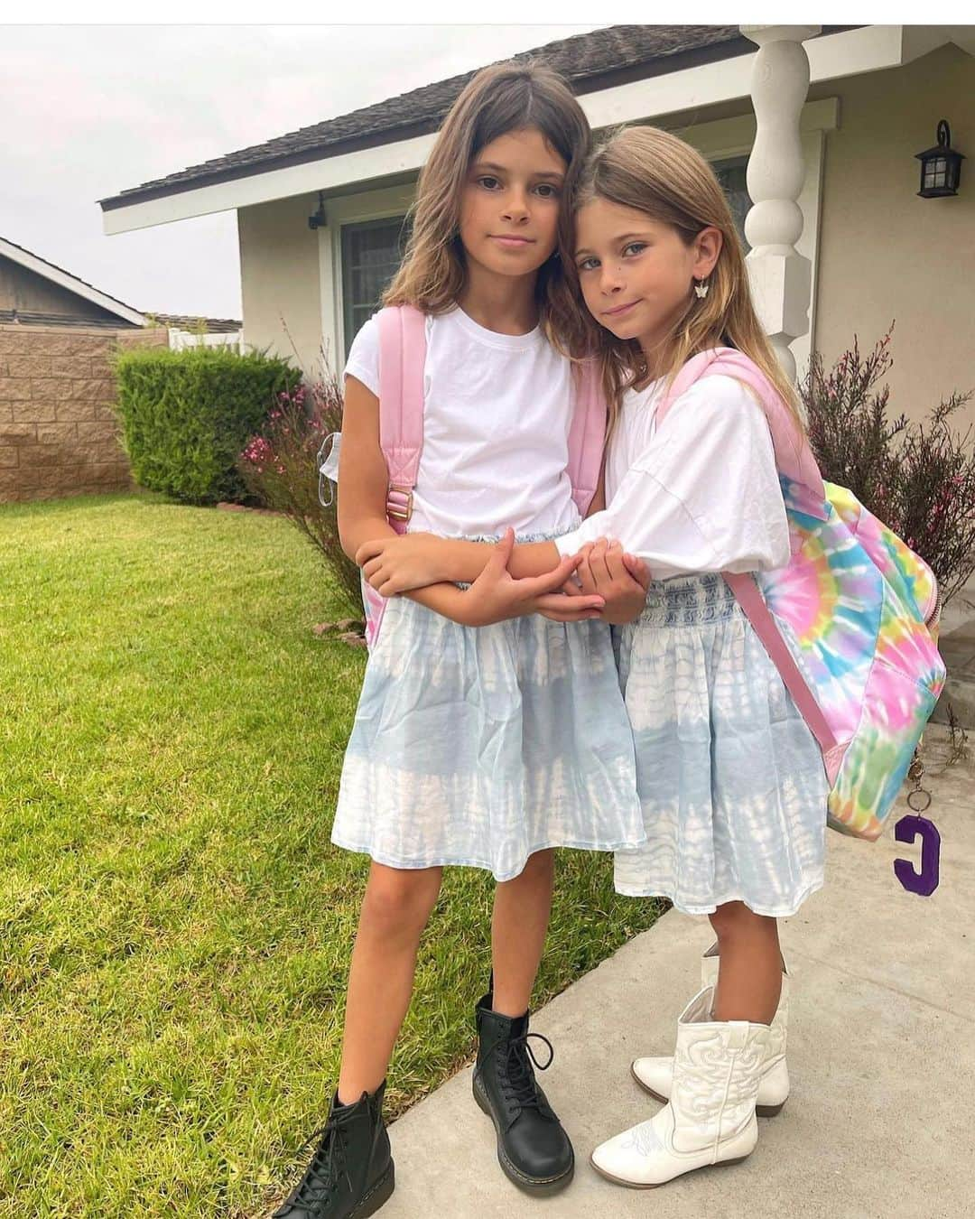 アマンダ・スタントンさんのインスタグラム写真 - (アマンダ・スタントンInstagram)「first day of school 2023 back to 2019 🥹 can not believe I have a 4th grader and a 6th grader in middle school!! anyone else more nervous than their kids on the first day of school?」8月16日 0時35分 - amanda_stantonn