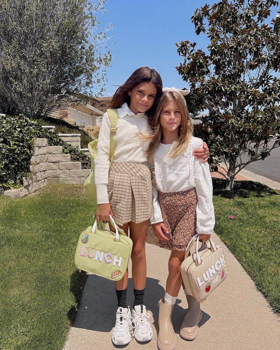 アマンダ・スタントンさんのインスタグラム写真 - (アマンダ・スタントンInstagram)「first day of school 2023 back to 2019 🥹 can not believe I have a 4th grader and a 6th grader in middle school!! anyone else more nervous than their kids on the first day of school?」8月16日 0時35分 - amanda_stantonn