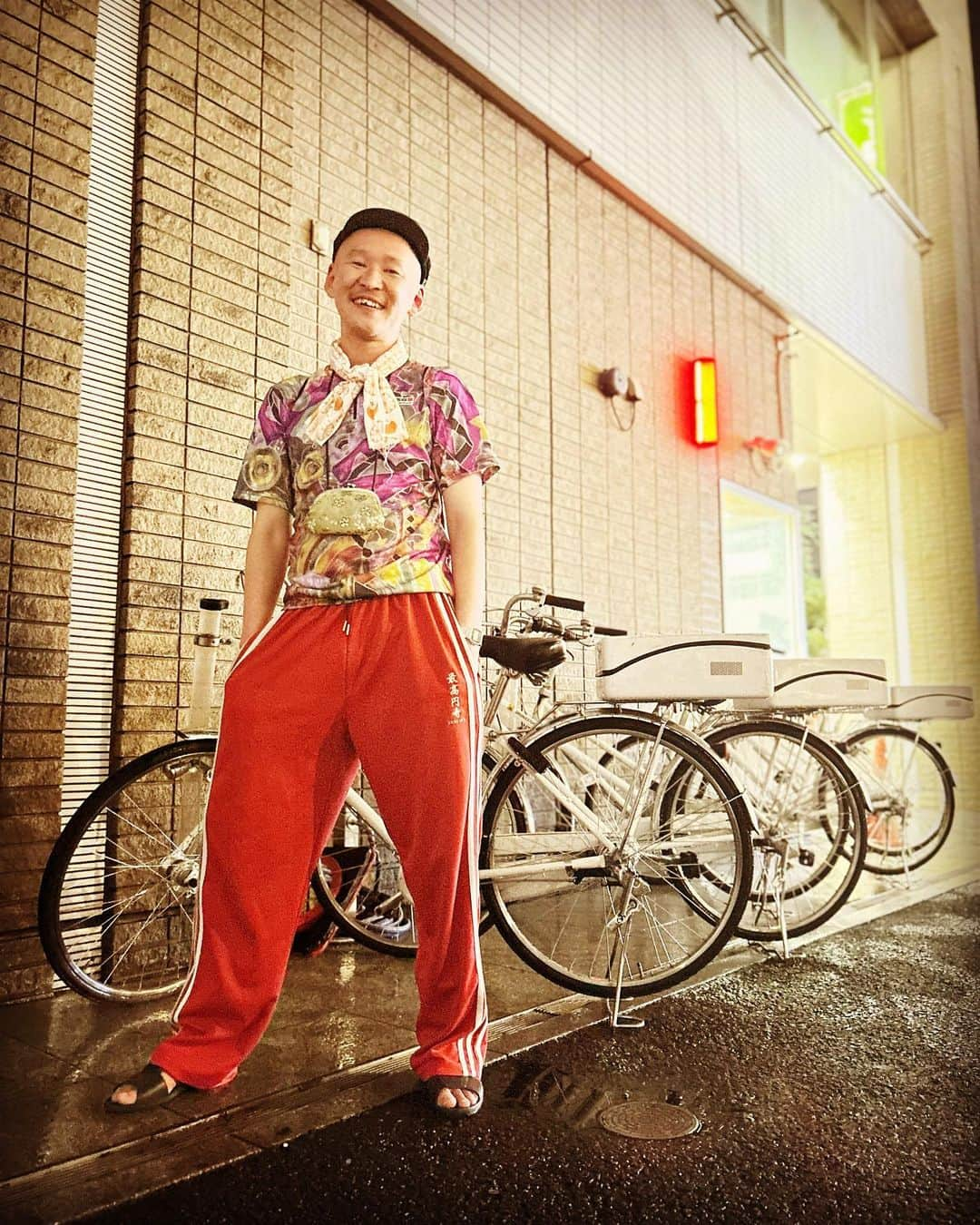 市川刺身さんのインスタグラム写真 - (市川刺身Instagram)「今日の服装。 渋谷でライブ後に劇団かもめんたるさんの舞台を観に行かせて頂いた日。  十四才で購入した色がビシのサイクリングシャツ。 最高円寺の赤ジャージ。 ALDIESの黒帽子に黒の便所サンダルで金のがま口に手ぬぐいとナップサック。  渋谷でのライブ終わりにニッポンの社長の辻さんに誘って頂いて劇団かもめんたるさんの舞台を観に行かせて頂いて観に来てた蛙亭のイワクラさんと一緒にご飯にいきました。 帰り際に蛙亭のイワクラさんに撮って頂きました。 明日全力出し切る。 辻さんイワクラさんありがとうございます。  #今日着た服 #ファッション #古着 #高円寺 #ニッポンの社長 #蛙亭 #楽しかった #明日 #頑張ろう」8月16日 0時51分 - soitsudoitsu