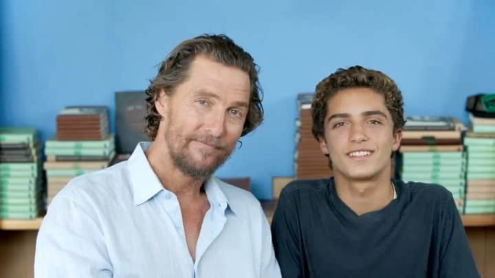 マシュー・マコノヒーのインスタグラム：「McConaughey’s are funding an emergency aid plane with @Baby2Baby that is filled with hundreds of thousands more emergency supplies that will have an immediate impact on children and families on Maui.  @Baby2Baby is working with their partners on the ground including @alohadiaperbank @mauifoodbank @hawaiidiaperbank @pacificbirthcollective @mauirapidresponse   Grateful we can help get these critical supplies to children and families who need it. If you would like to support relief efforts, please visit @baby2baby - @jklivinfoundation」