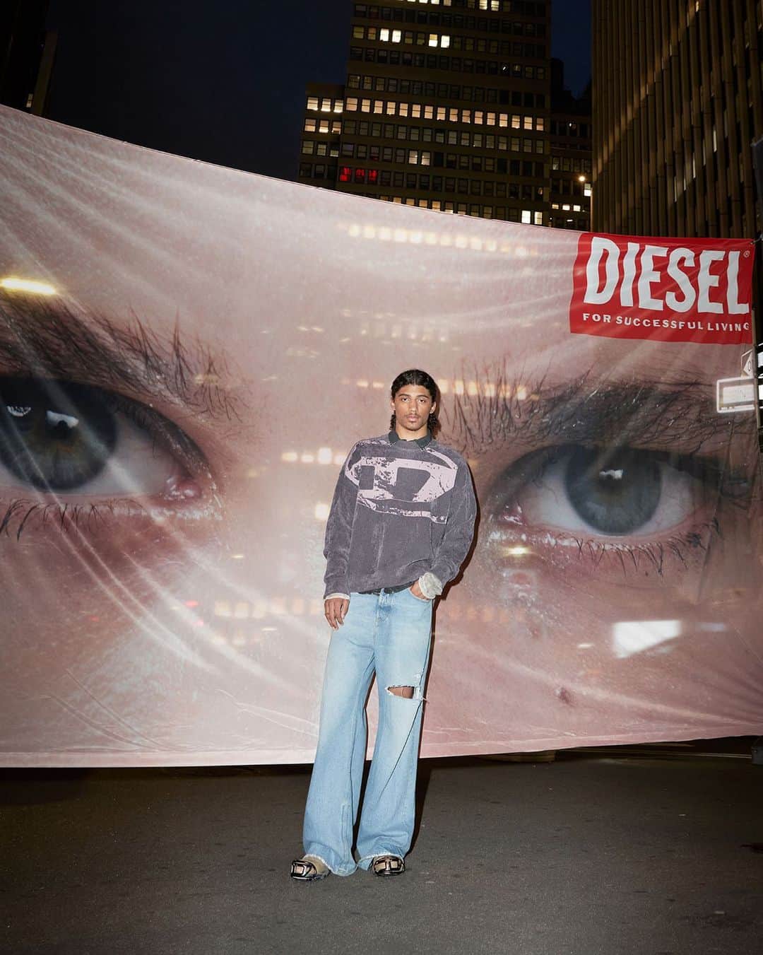 ディーゼルのインスタグラム：「Got you seeing D.  Presenting new ways to wear your D. The Oval D logo collection has expanded to include new distressed applications on T-shirts, hoodies and more.  Explore the Oval D range at the link in bio.   #ForSuccessfulLiving #DieselFW23」