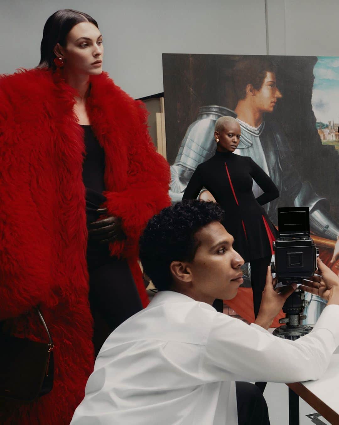 サルヴァトーレ・フェラガモのインスタグラム：「Renaissance thinkers, intellectuals and artists photographed by Tyler Mitchell.   ​ The New Renaissance campaign narrates a community in the making, with a cast of characters portraying models, musicians and creators, animating them in a contemporary way.​​  @Vittoria @mona_tougaard @kelela @paulhameline and @anokyai on set with @tylersphotos. In the background, Giorgio Vasari, 1534. By permission of the Ministry of Culture – Gallerie degli Uffizi. Discover more at the link in bio. ​  #FerragamoFW23 #FerragamoNewRenaissance​  Campaign Concept and Creative Direction @ferdinandoverderi​ Lensed by @tylersphotos」