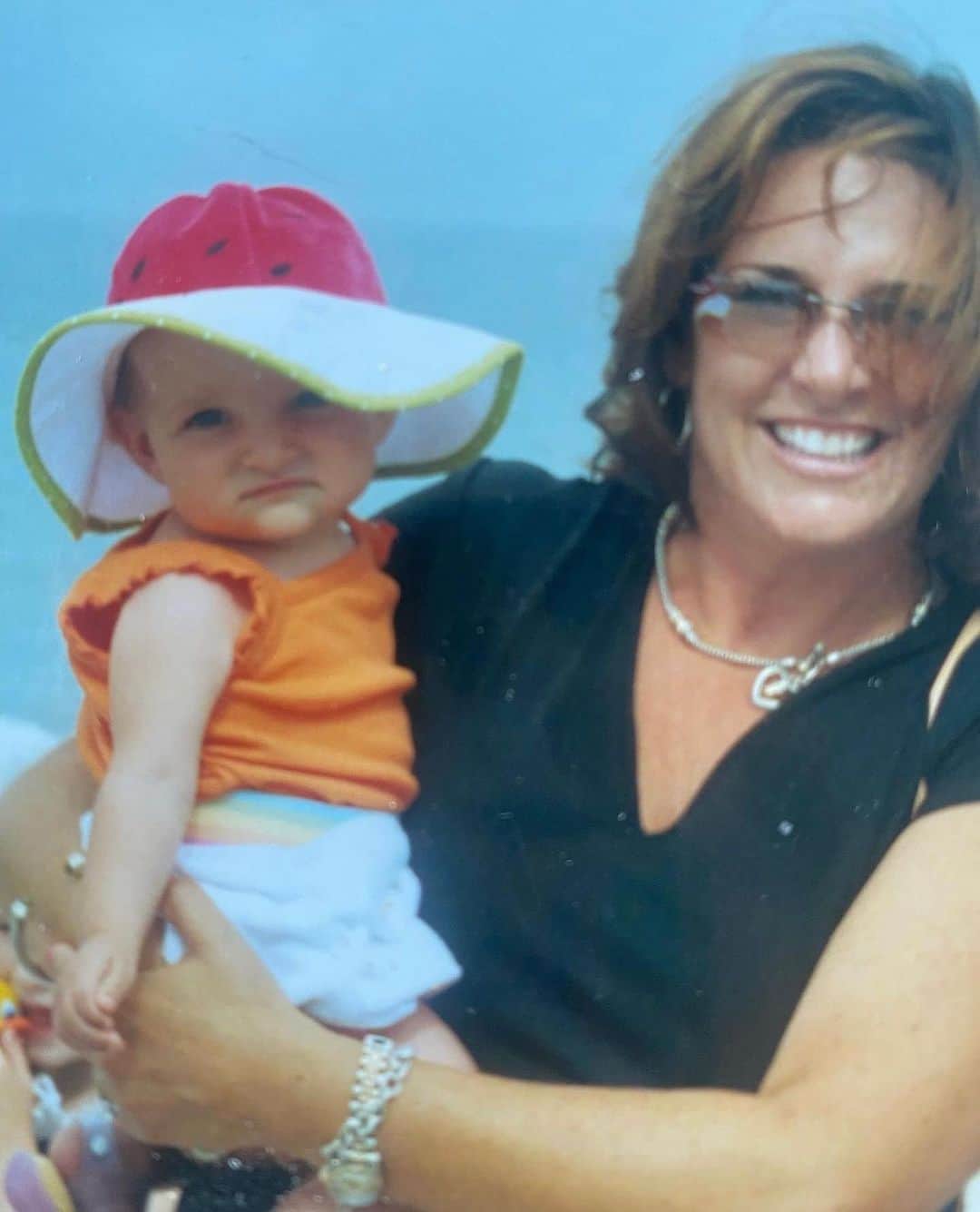 ケンドール・バーツのインスタグラム：「Happy birthday to my superwoman🩷 you make life so much easier and I cannot be more thankful. My role model, bestfriend, biggest fan, and the best dancemom. I love you to the moon and back🤍」