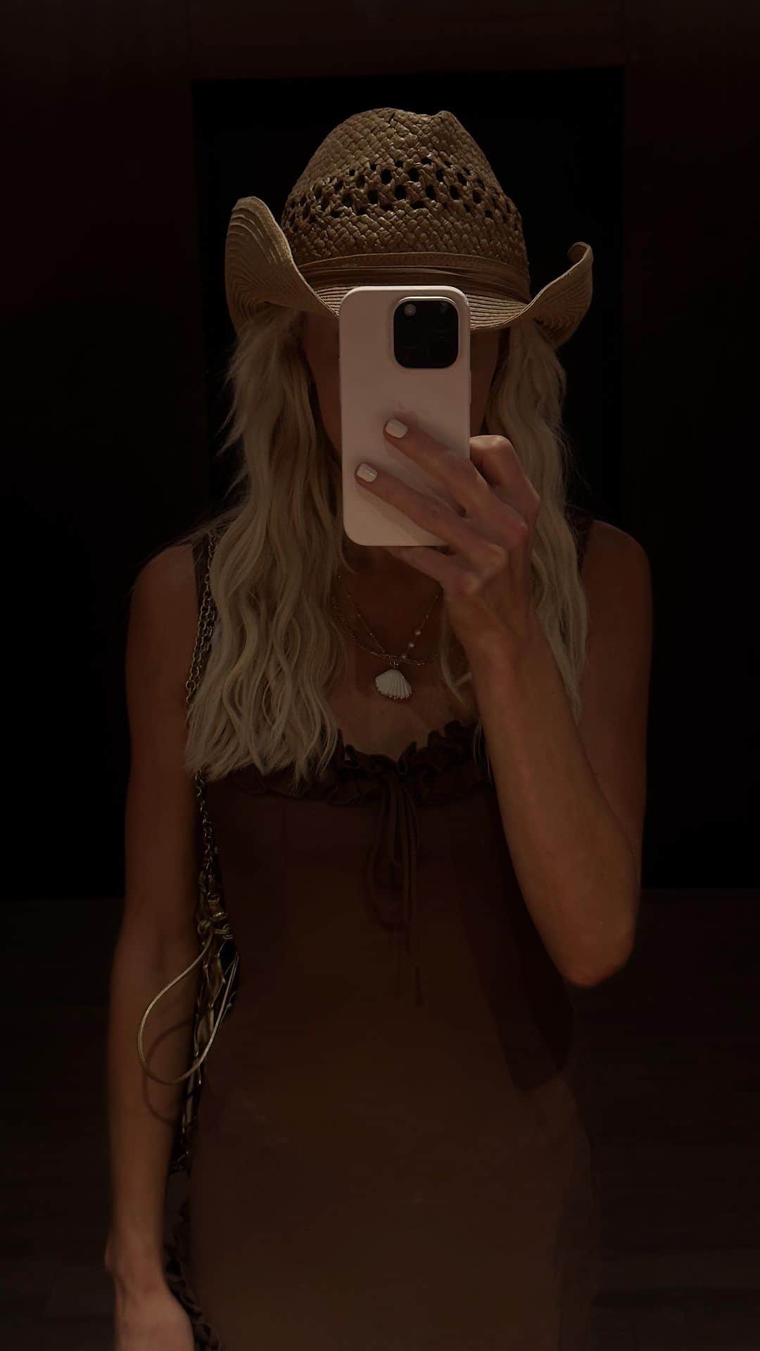 ナスティア・リューキンのインスタグラム：「a little beach cowgirl 🤎  bikini: @isaboulder  dress: @fwrd @helsastudio  bag: @prada  sandals: @chanel」
