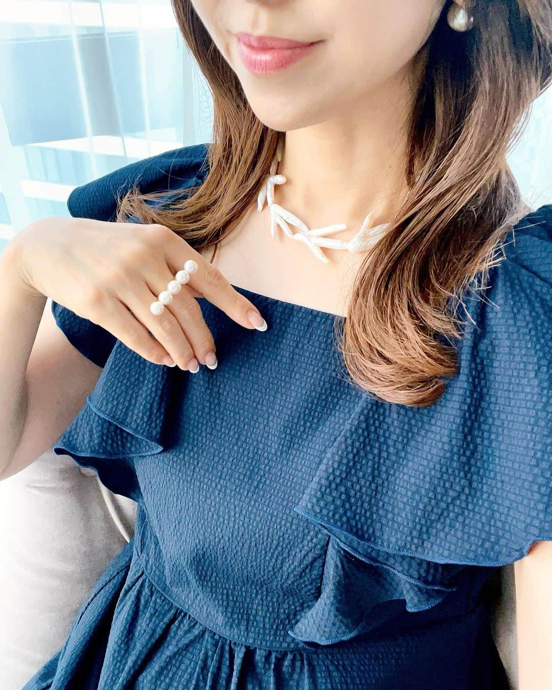 のインスタグラム：「今日は、新作のラッフルスリーブワンピースを早速着用しました👗  ネイビーのワンピースに、ジュエリーやバック、サンダルは全てホワイトで統一して、Navy & White coordinateに🩵  台風の影響か、湿度が高く、蒸し暑くて、外をちょっと歩いただけでも汗をかいてしまいます💦  新作のラッフルスリーブワンピースは、サラリとしたサッカー生地で、デコルテや背中も程良く空いているので、蒸し暑い残暑にもピッタリです✨  是非、checkしてみて下さい😊  @primascherrer   #和泉佳子　#プリマシェレル　#ジョイントスペース　#jointspace #カーディガン　#ワンピース　 #ファッション　#コーディネート　#ファッション好きな人と繋がりたい　#新作　#ネイビー　#mustbuy  #coordinate  #ootd」