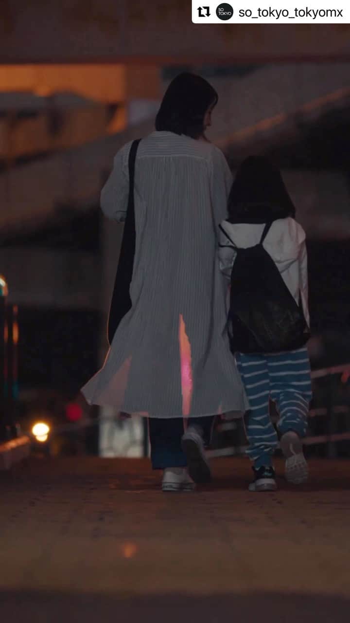 川口花乃子のインスタグラム：「#Repost @so_tokyo_tokyomx with @use.repost ・・・ 手を繋いで歩く帰り道、この街では子どもの目線を通して未来を想像することがある。 #SOTOKYO #TOKYOMX "SIDE C1 / Riho & Monika"  #tokyogram #tokyophotography #japancityblues #discovertokyo #VisitJapan #Japan_Of_Insta #TokyoTokyo #japanlife #tokyolife #tokyocameraclub #art_of_japan_ #love_bestjapan #tokyotrip #Tokyo #instagood #follow #life #inspiration #tokyo_grapher」