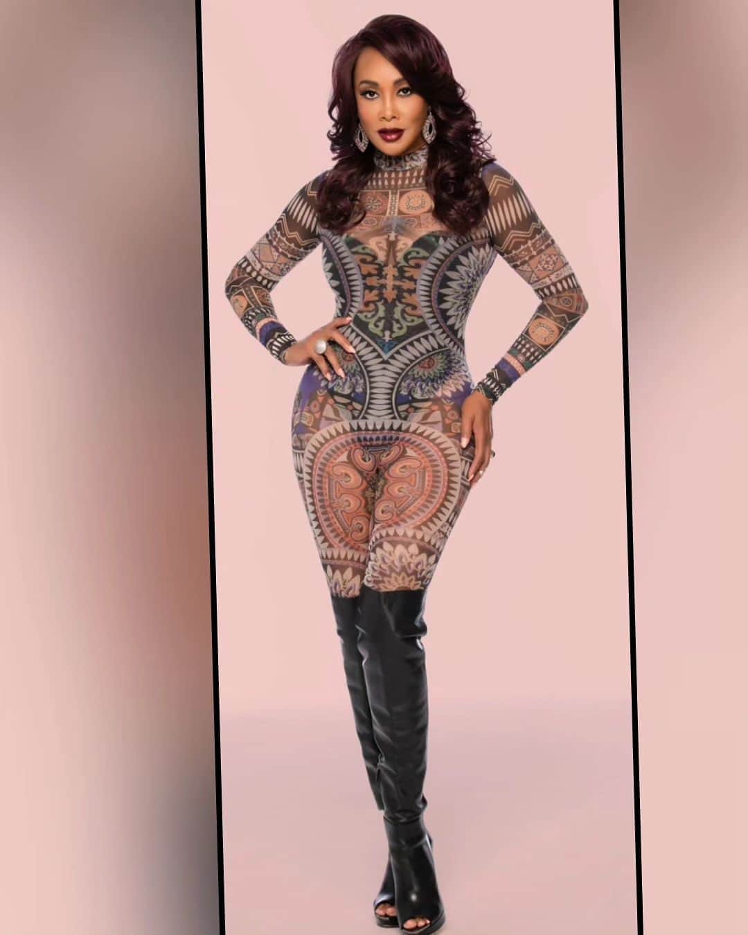 ヴィヴィカ・A・フォックスのインスタグラム：「Hey Dawlings! #LookOfTheWeek is "Britney-V" our sassy & sexy burgundy do! More info avail on #BritneyV is avail at VivicaFoxHair.com follow us @vivicafoxhair Hair @_ichikia Makeup @markie_j Stylist @msvfox Assisted by @cc_rita28 Pix @vikrantphotography #LifeIsGood #GodIsGood #Blessed #Respect #VivicaFoxHair #TeamVivica #TeamFox #MyGrindDontStop #LegitimateCareers #BossMoves #LoveWins #Spokeswoman #ClassicBadChick 🔥🖤💙👸🏽🤑🔥」