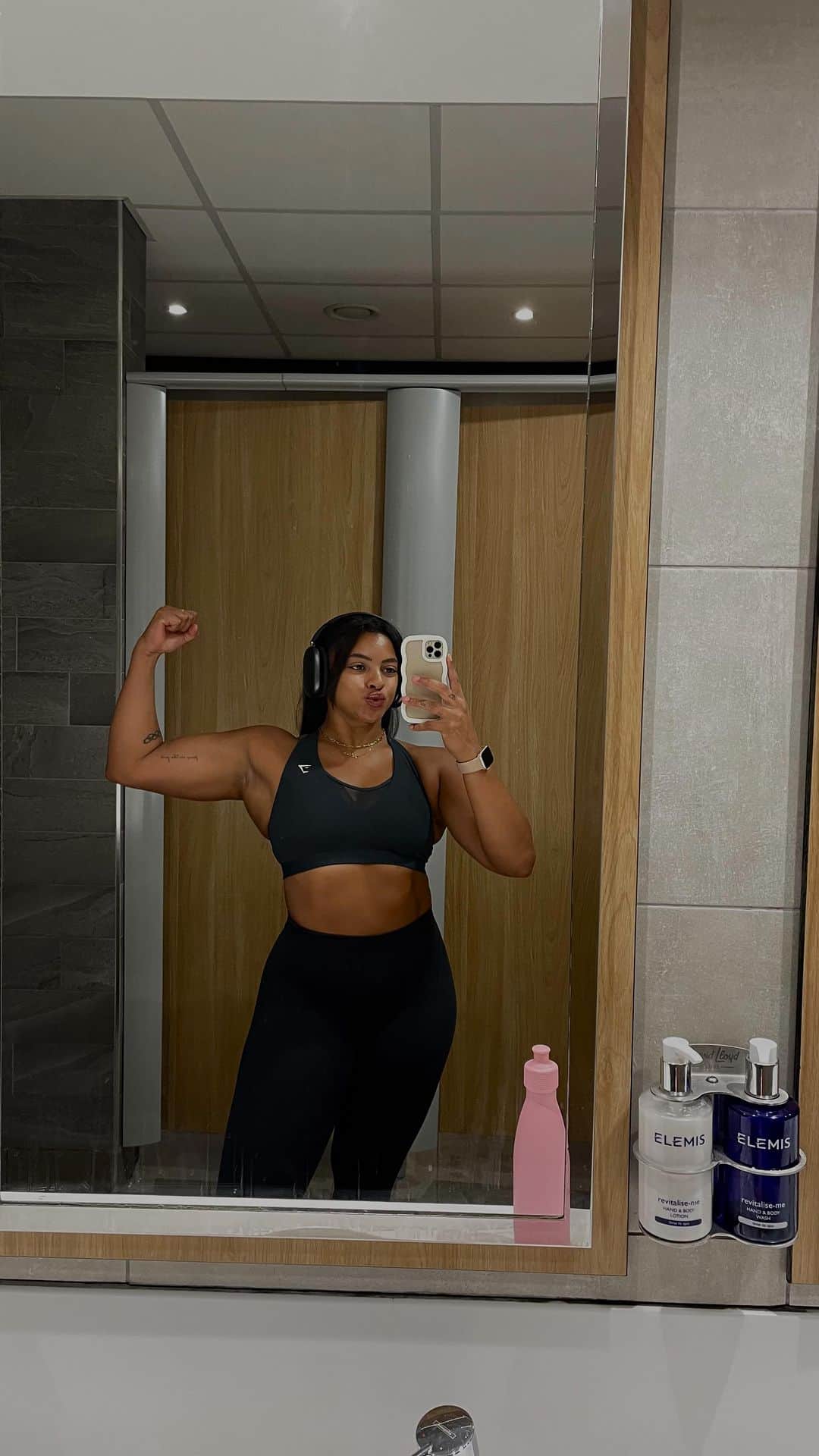 のインスタグラム：「Upper body push 💪🏽✨   3-4 sets 6-8 reps of each exercise:   - chin ups  - military press  - bicep curl  - lateral raise  - close grip pull down  - bent over row   Literally can’t feel my arms after this😅  I only really started working upper body about 2/3 months ago but it’s slowly becoming one of my faves🤗   1-1 coaching link is in my bio if your looking to embark on you’re fitness journey! No matter what it may look like it’s not all about lifting weights and doing big HIIT sessions like I do! Everyone’s journey is different🫶🏽✨」