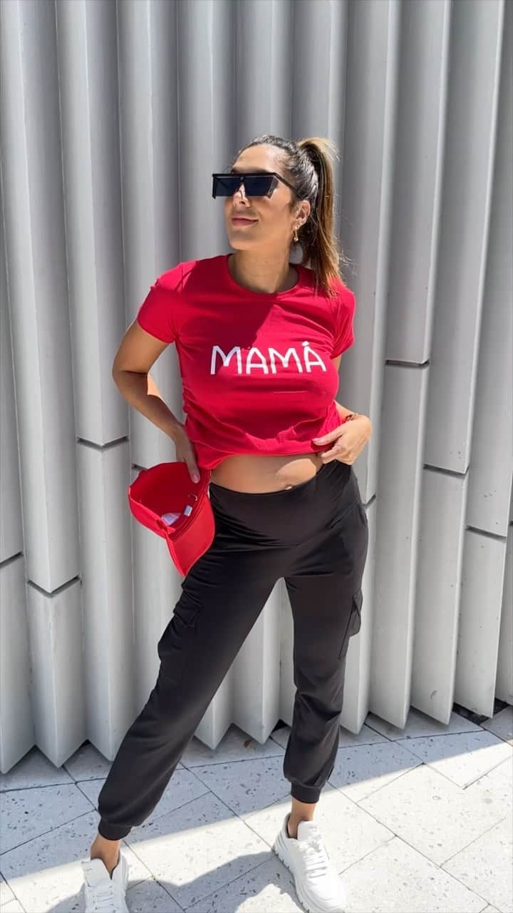 ダニエラオスピナのインスタグラム：「En @intimama.colombia encontré unos looks que quería compartir con ustedes en esta etapa tan bonita del embarazo  ¿Cuál de estos le gusta más ? ❤️  #Patrocinado」