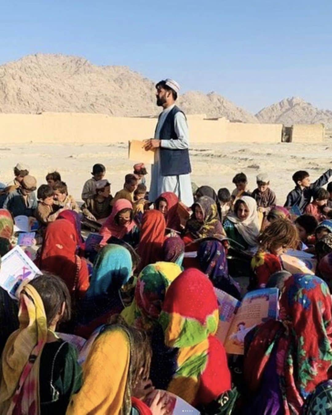 アンジェリーナ・ジョリーのインスタグラム：「@matiullah_wesa is one of many Afghan men who defend the rights of women and girls in Afghanistan. He opposed the decision by the Taliban to ban girls from going to school. Now he is in prison. I’ve written a letter of support to him today. You can leave your own message @penpathvolunteers.  See links in my bio for more.⁦  #PenPathGirlsEducampaign⁩ #PenPathvolunteer⁩ ⁦‪#EduHeroMatiullahWesa‬⁩ #ReleaseMatiullahWesa⁩ #FreeMatiullahwesa #LetAfghanGirlsLearn #Afghanistan」