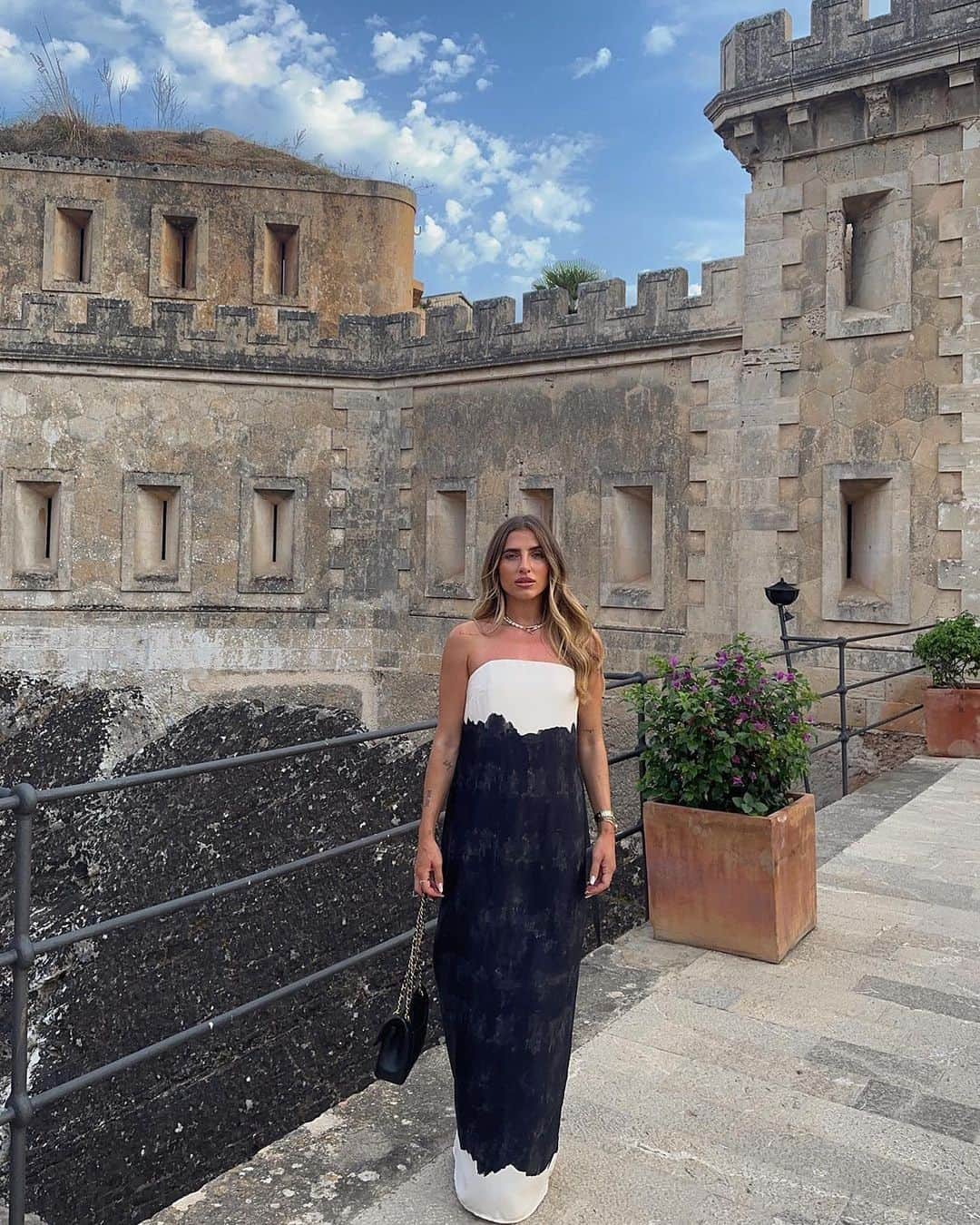 トップショップのインスタグラム：「A little commotion for the dress.  @emilyrosemoloney wears the bandeau maxi dress [129261366]」