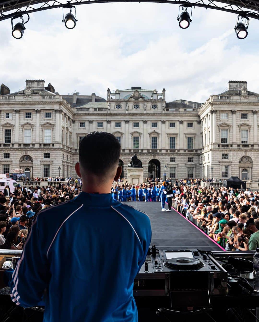 adidas UKさんのインスタグラム写真 - (adidas UKInstagram)「It’s givinggg…  PROUD sponsors of The Power Ball at @somersethouse. Thank you for having us @voguerites 💙  📸 @onlybynght」8月16日 1時25分 - adidaslondon