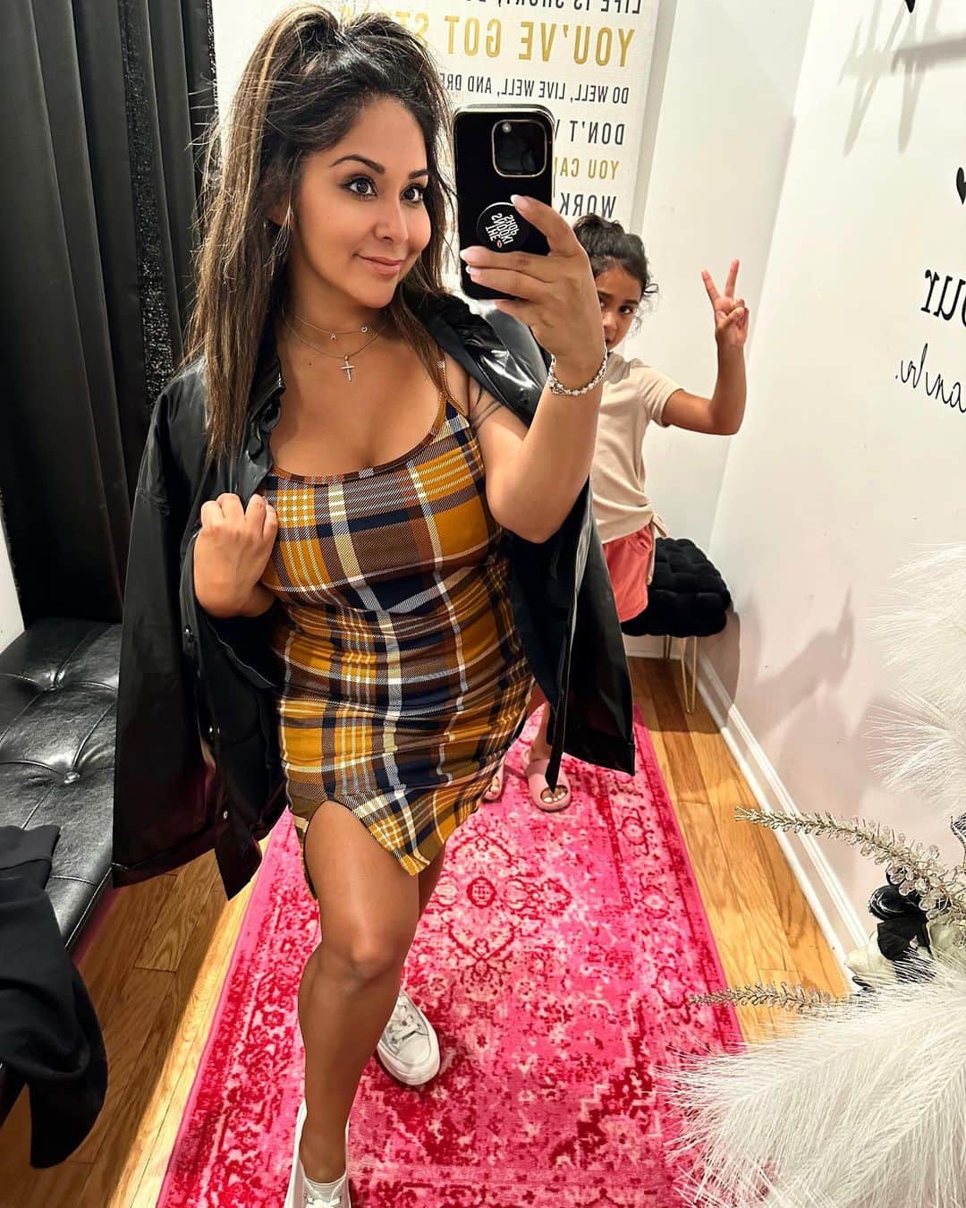 ニコール・ ポリッツィのインスタグラム：「Just tried on all my new arrivals for Fawllllll! Literally obsessed. Also peep my mini helping me shop 😩 Can’t wait for her to take over my stores on day 💕 @thesnookishop」