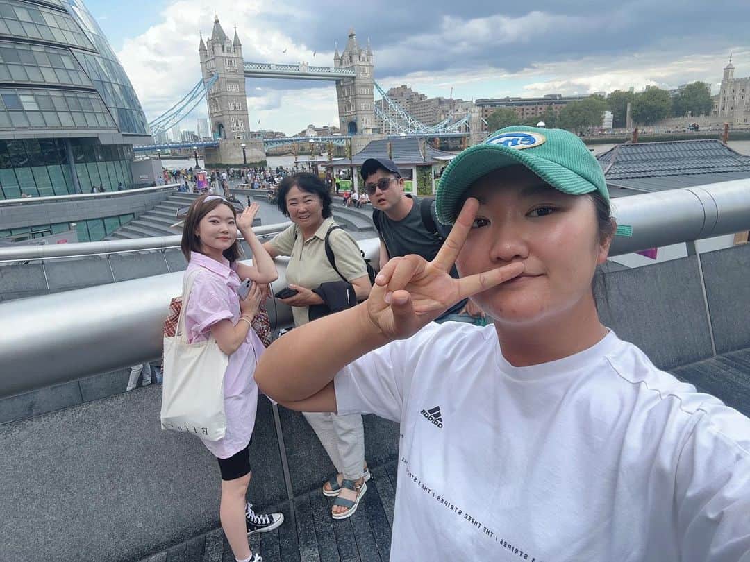 ユ・へランのインスタグラム：「가성비 안좋은 효놈효년 투어  다음엔 어디..?🤨 #London  분명 쉬는날인데…더 힘든데?」