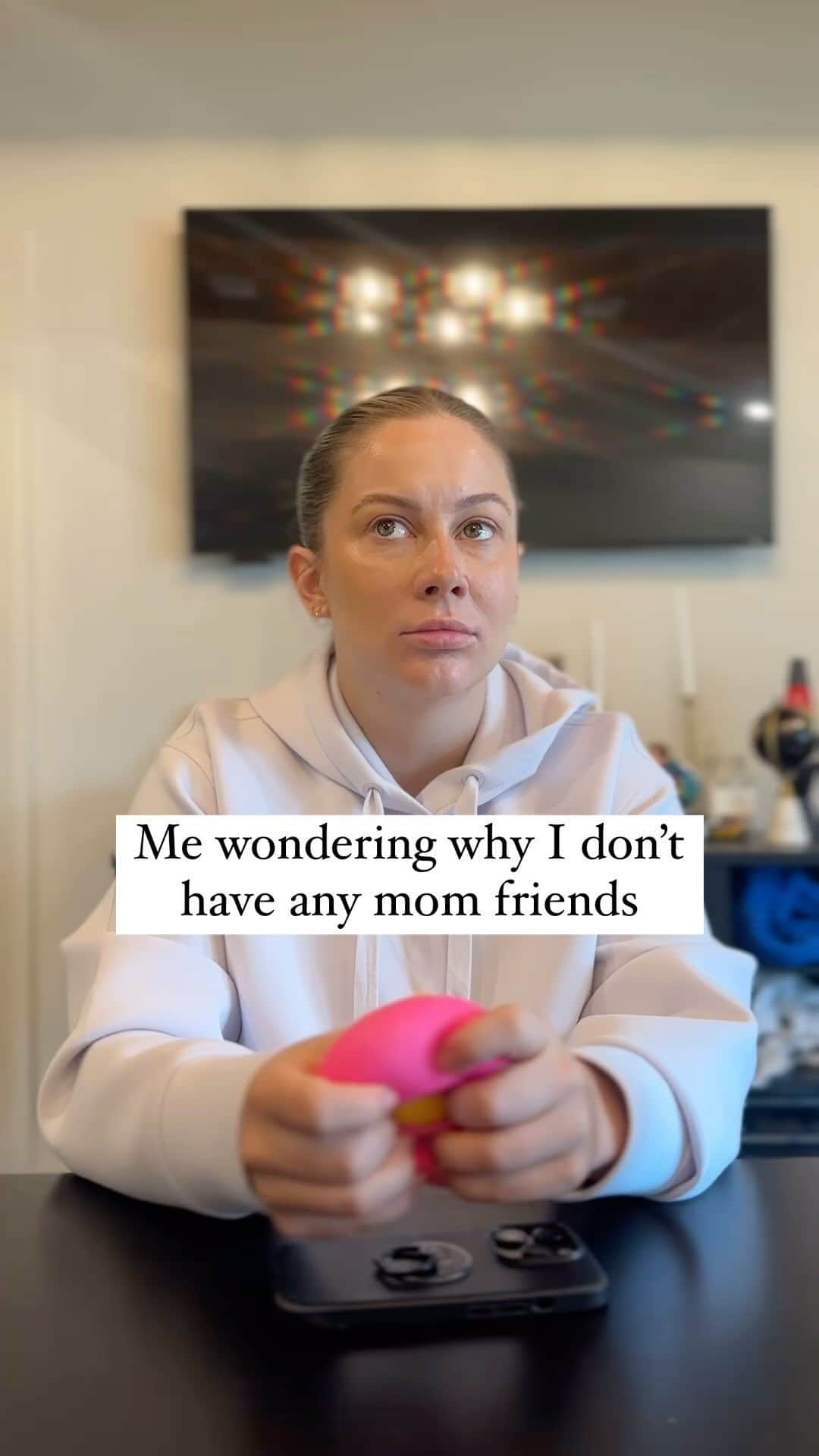 ショーン・ジョンソンのインスタグラム：「Hahaha any moms want to be my friend? 😂  #reelsvideo #reels #moms #momlife #parents @emmalpage_」
